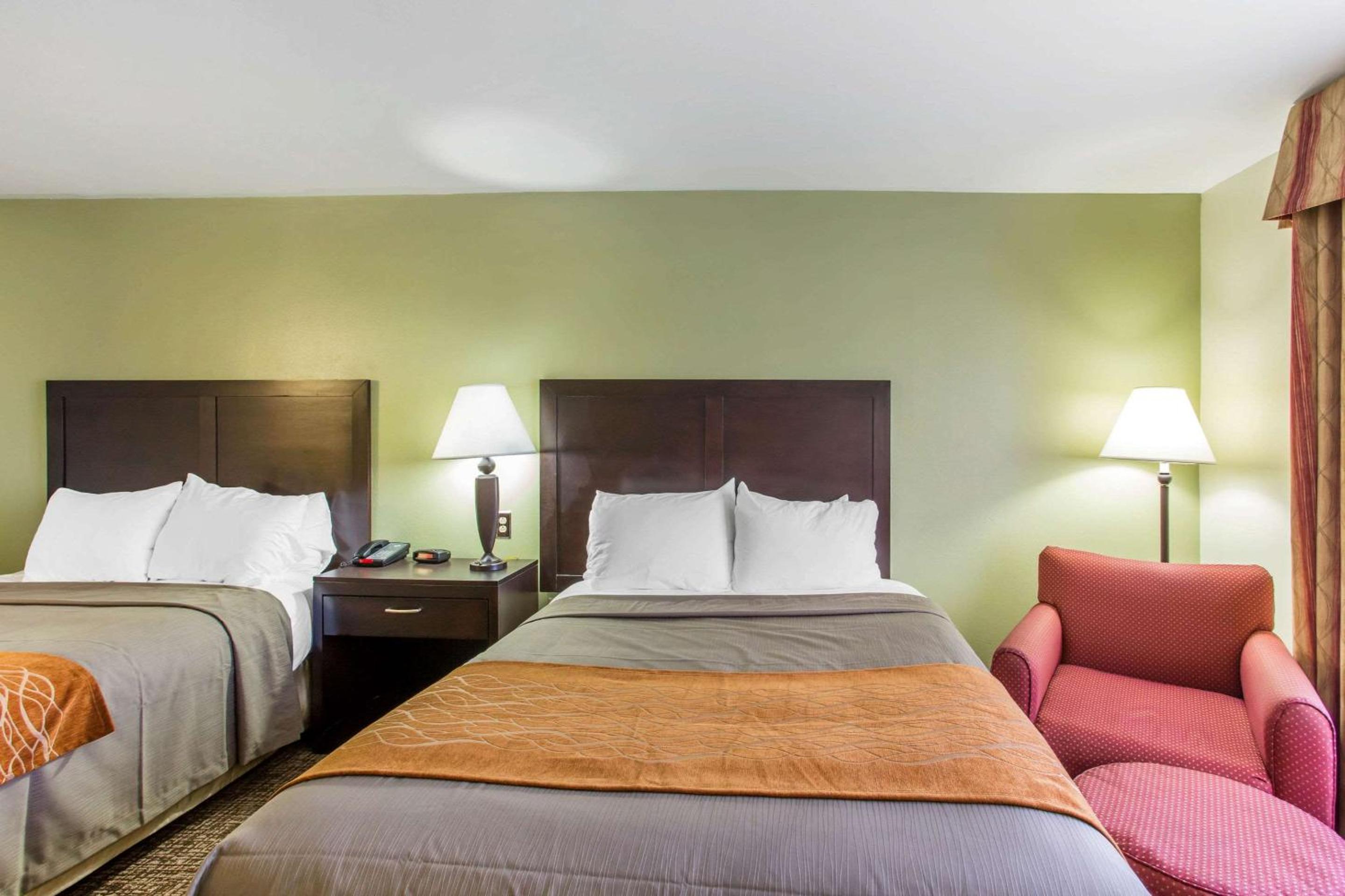 Queen Room with Two Queen Beds - Non-Smoking - Photo 4