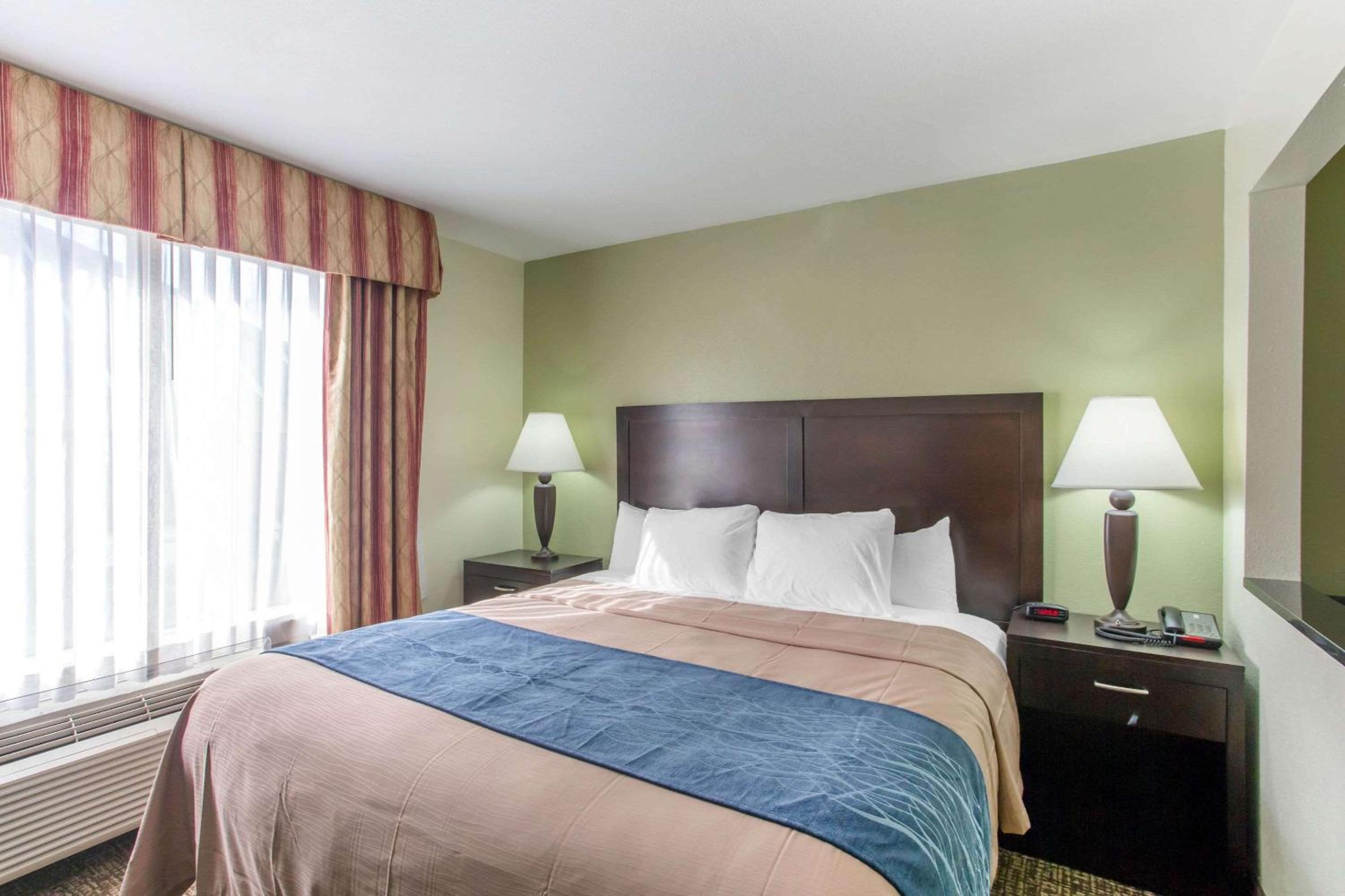 King Suite - Non-Smoking - Photo 2