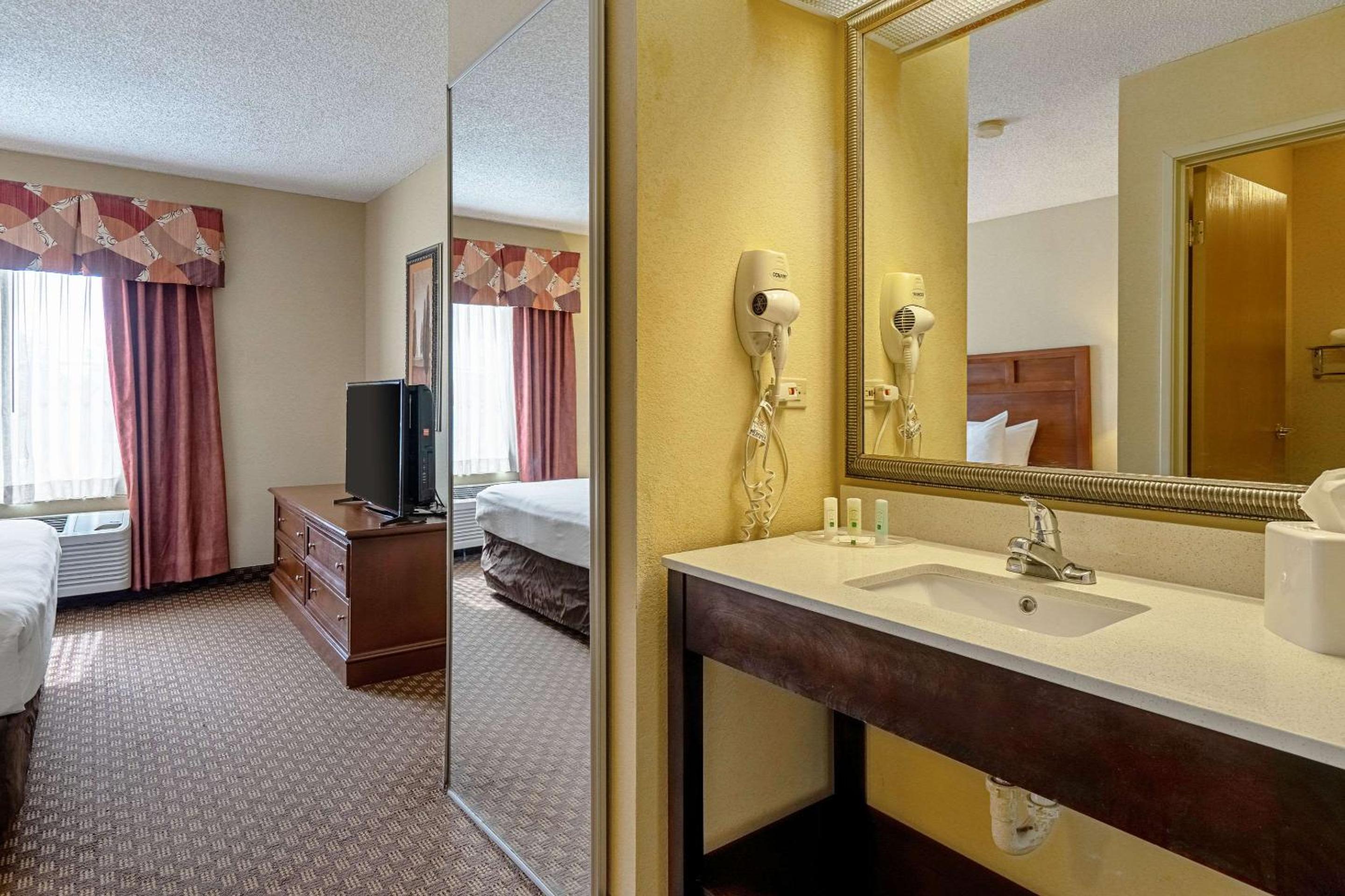 Queen Suite with Two Queen Beds - Non-Smoking - Photo 14