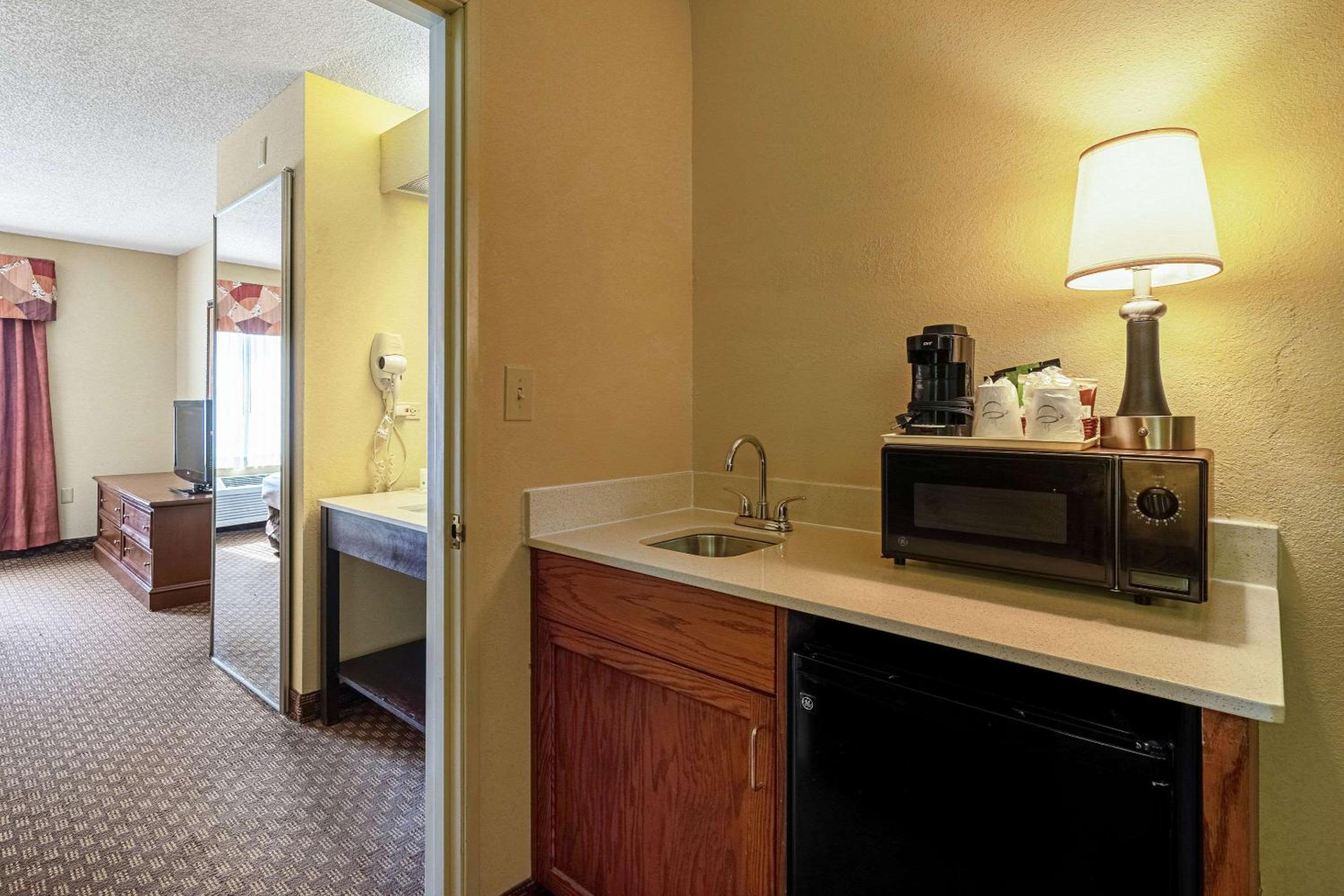 Queen Suite with Two Queen Beds - Non-Smoking - Photo 15