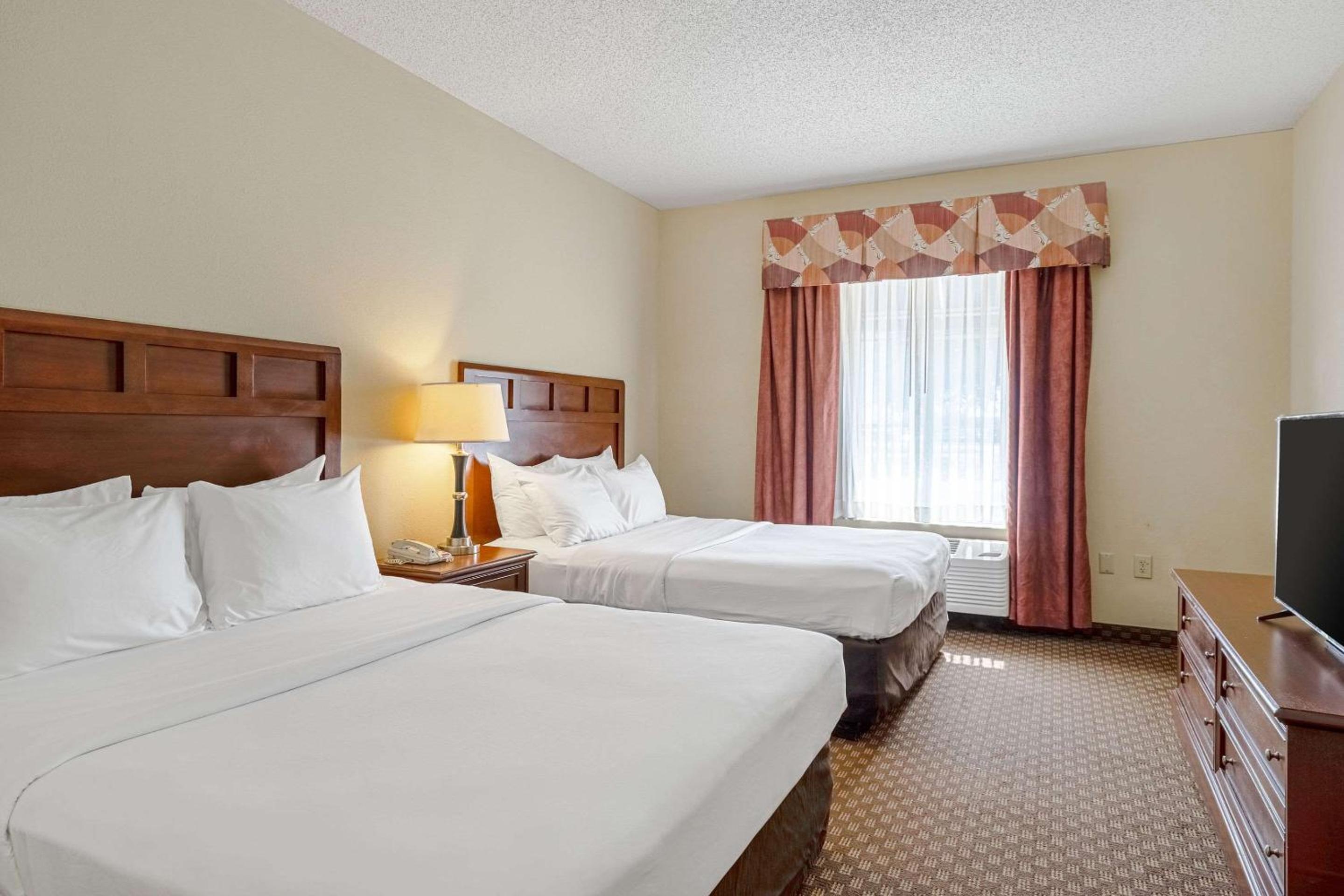Queen Suite with Two Queen Beds - Non-Smoking - Photo 16