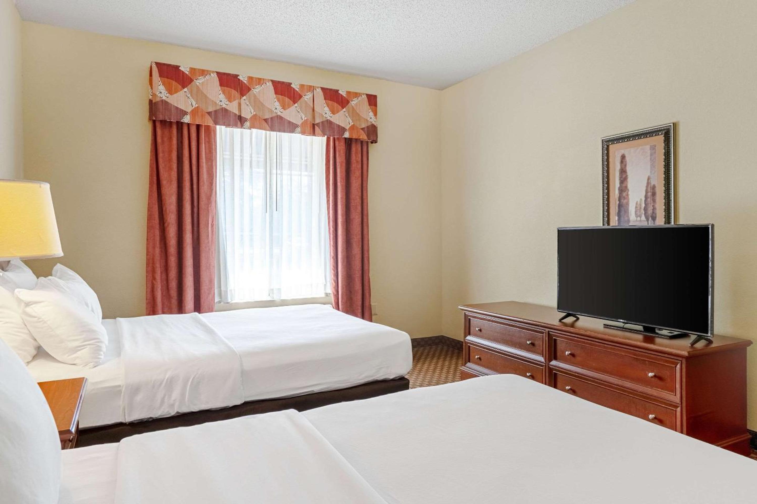 Queen Suite with Two Queen Beds - Non-Smoking - Photo 17