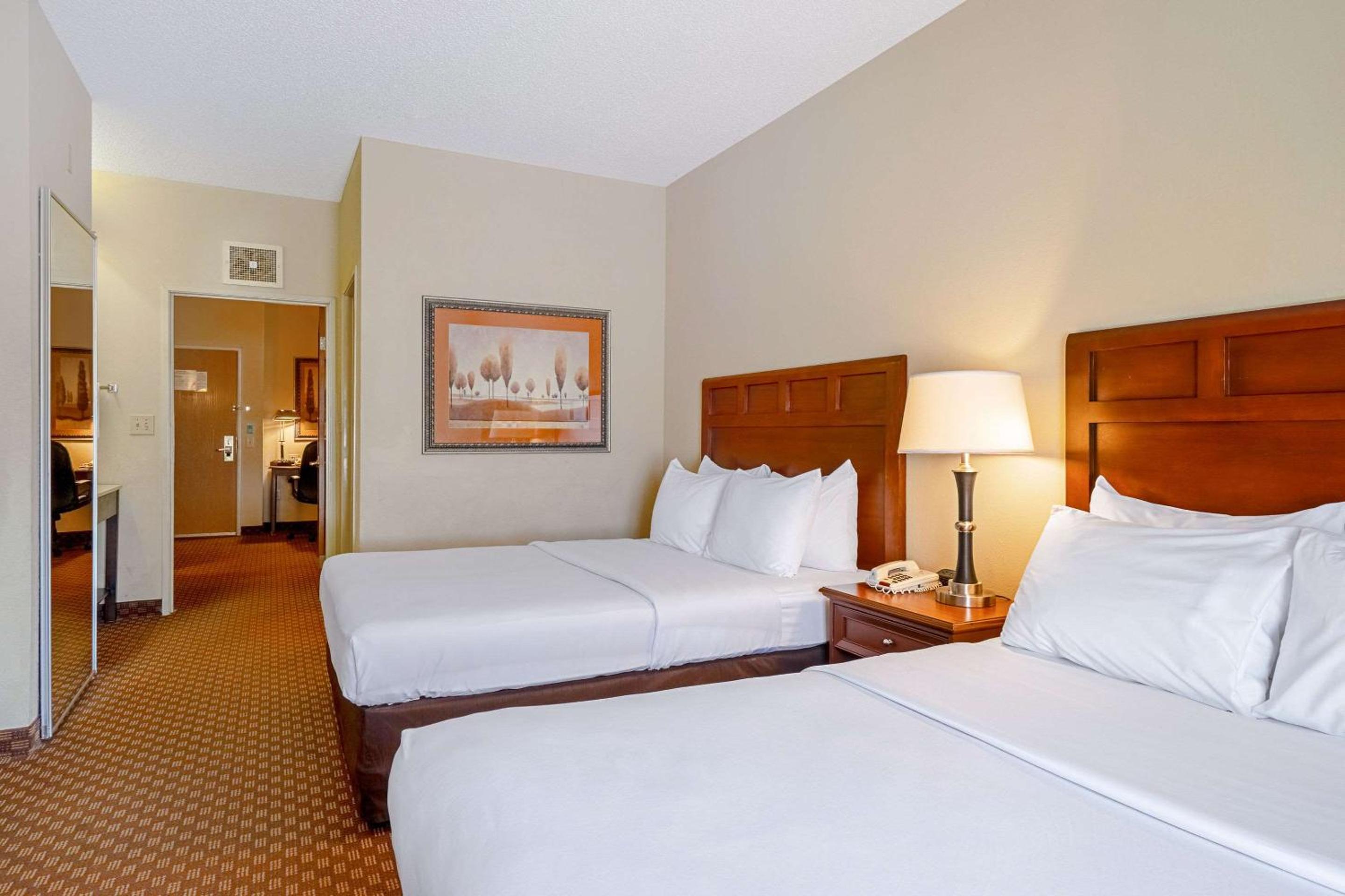 Queen Suite with Two Queen Beds - Non-Smoking - Photo 1