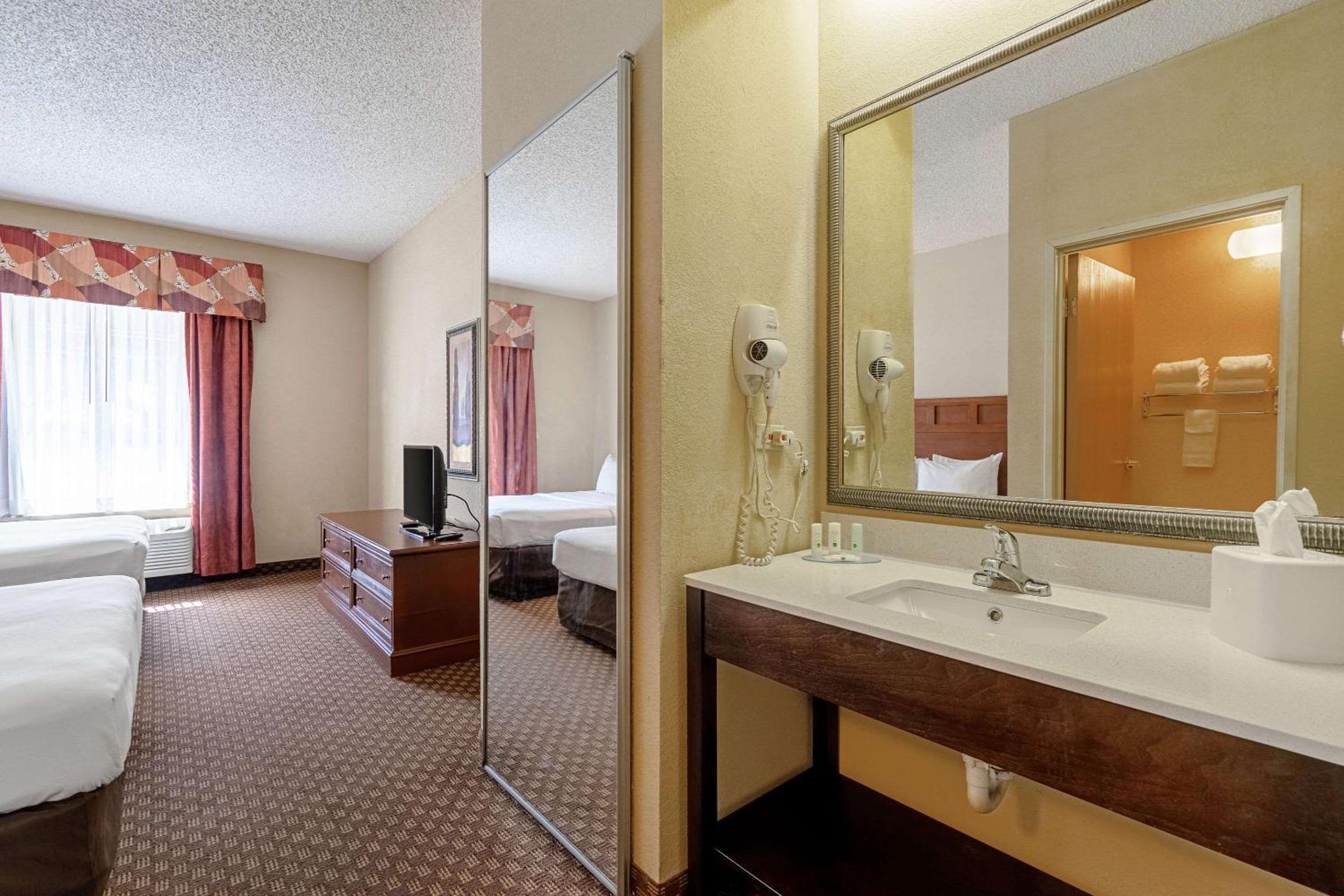 Queen Suite with Two Queen Beds - Non-Smoking - Photo 3