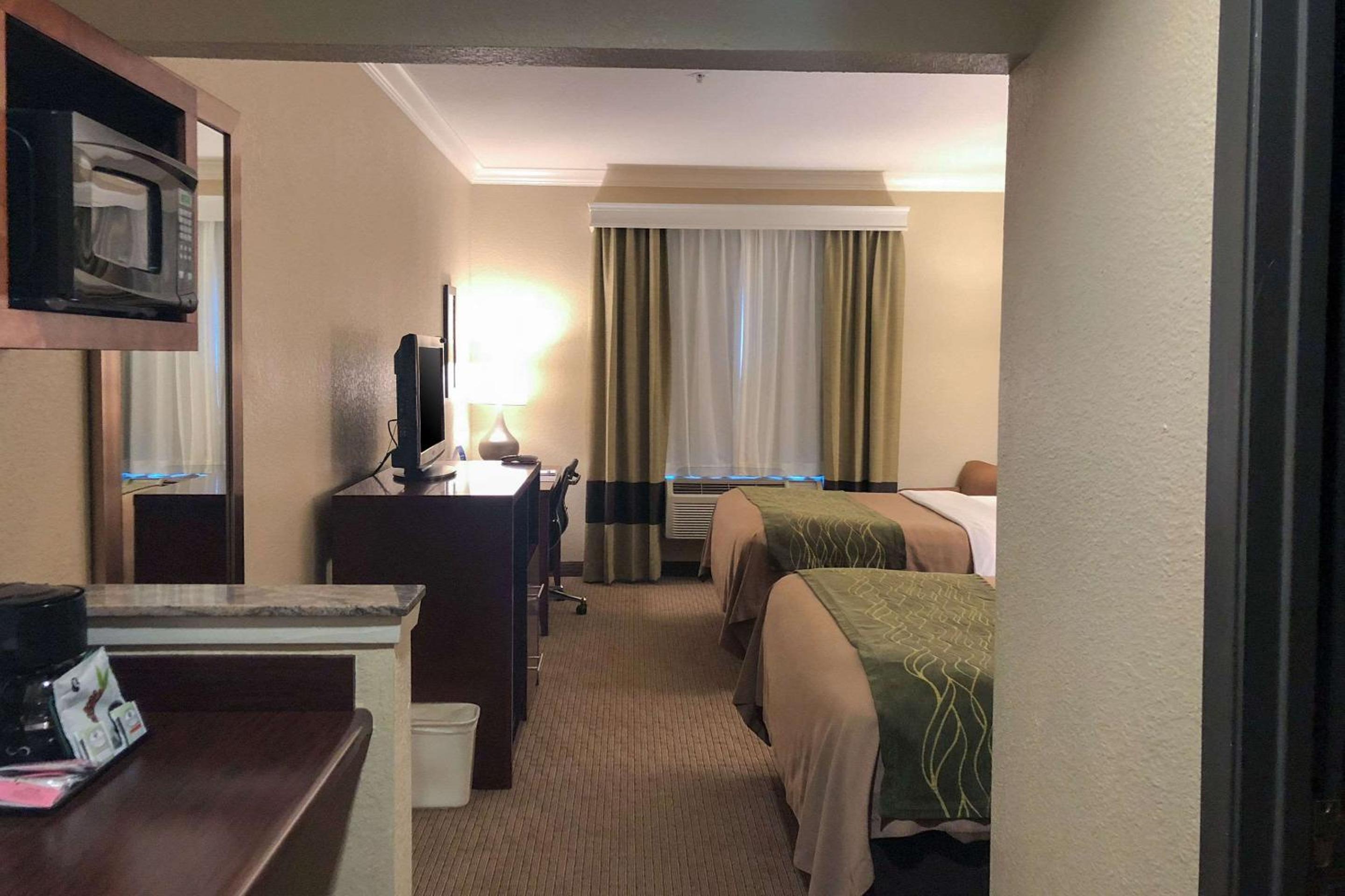 Queen Room with Two Queen Beds - Non-Smoking - Photo 3