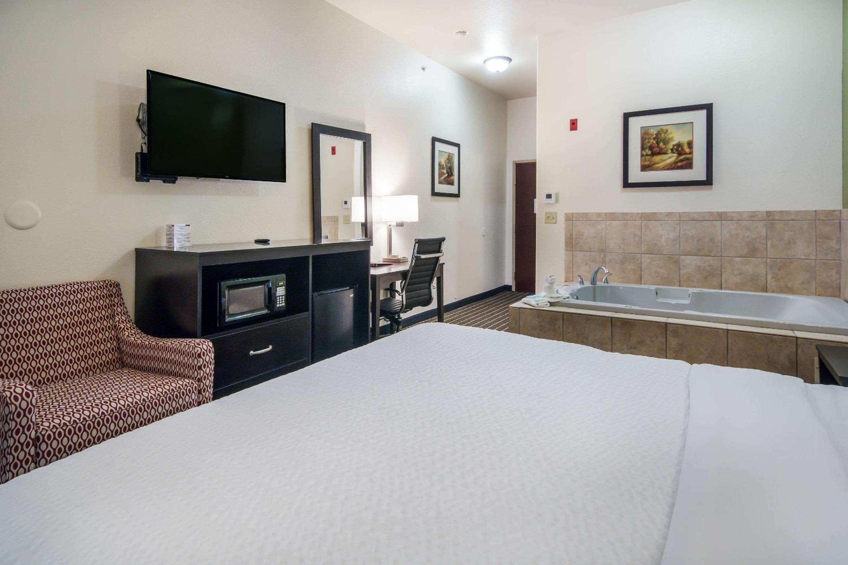 King Suite with Whirlpool - Non-Smoking - Photo 1