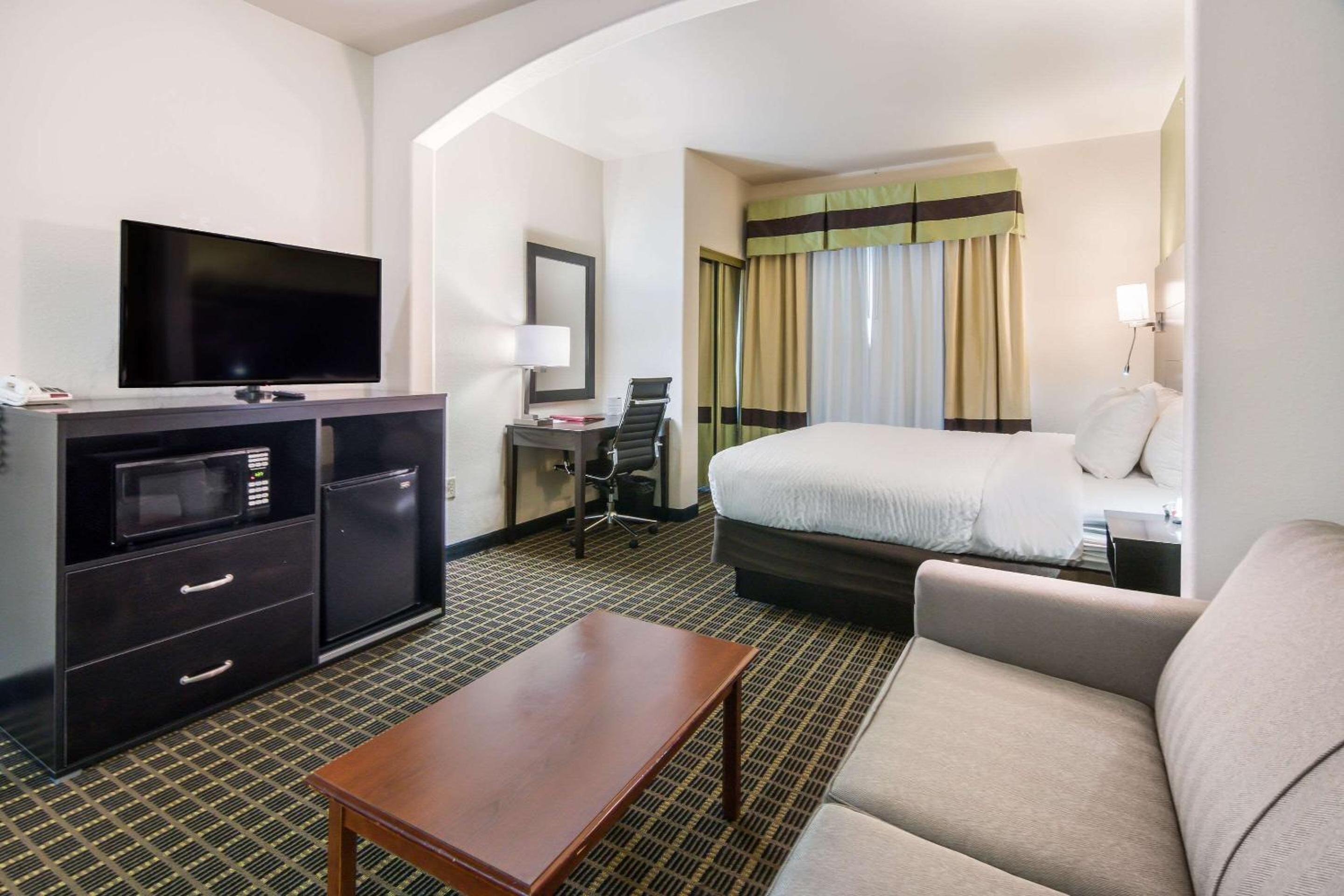 King Suite - Non-Smoking - Photo 3