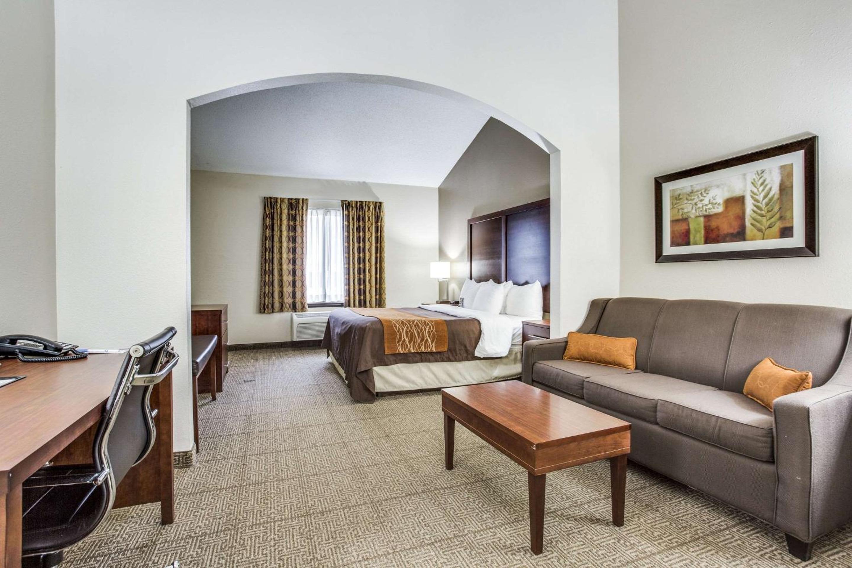 King Suite - Accessible/Non-Smoking photo 2