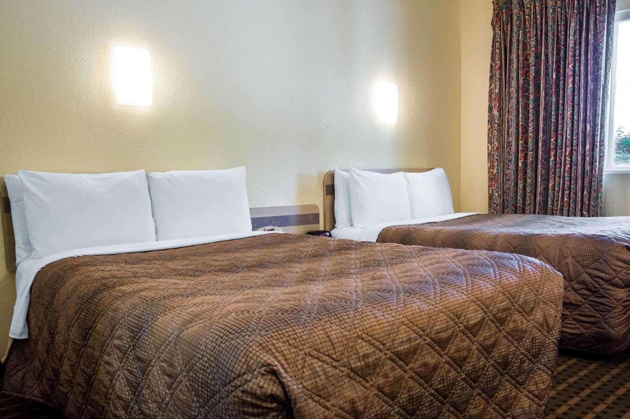 Double Room with Two Double Beds - Smoking - Photo 2