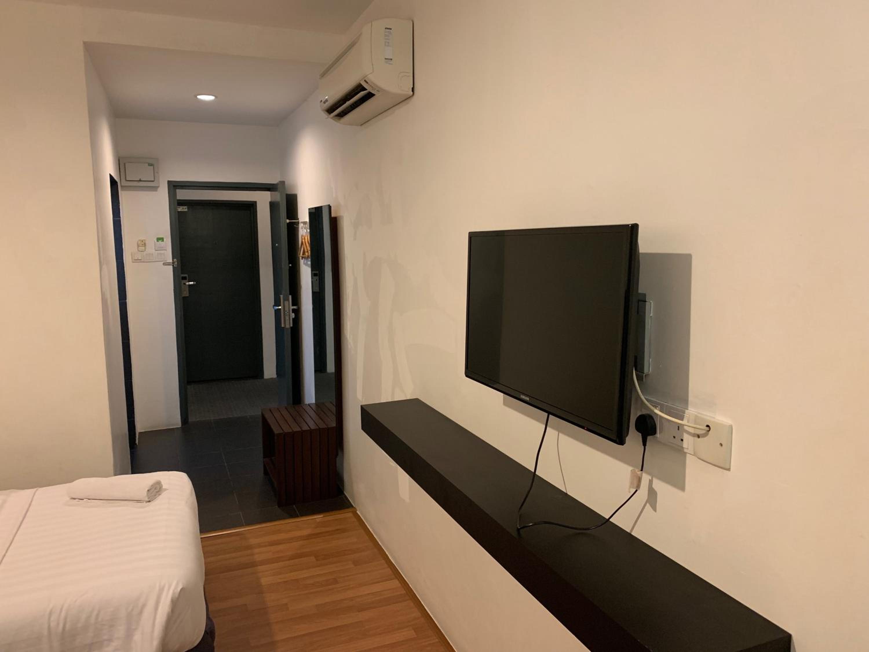 Premier Twin Room – With Window  photo 3