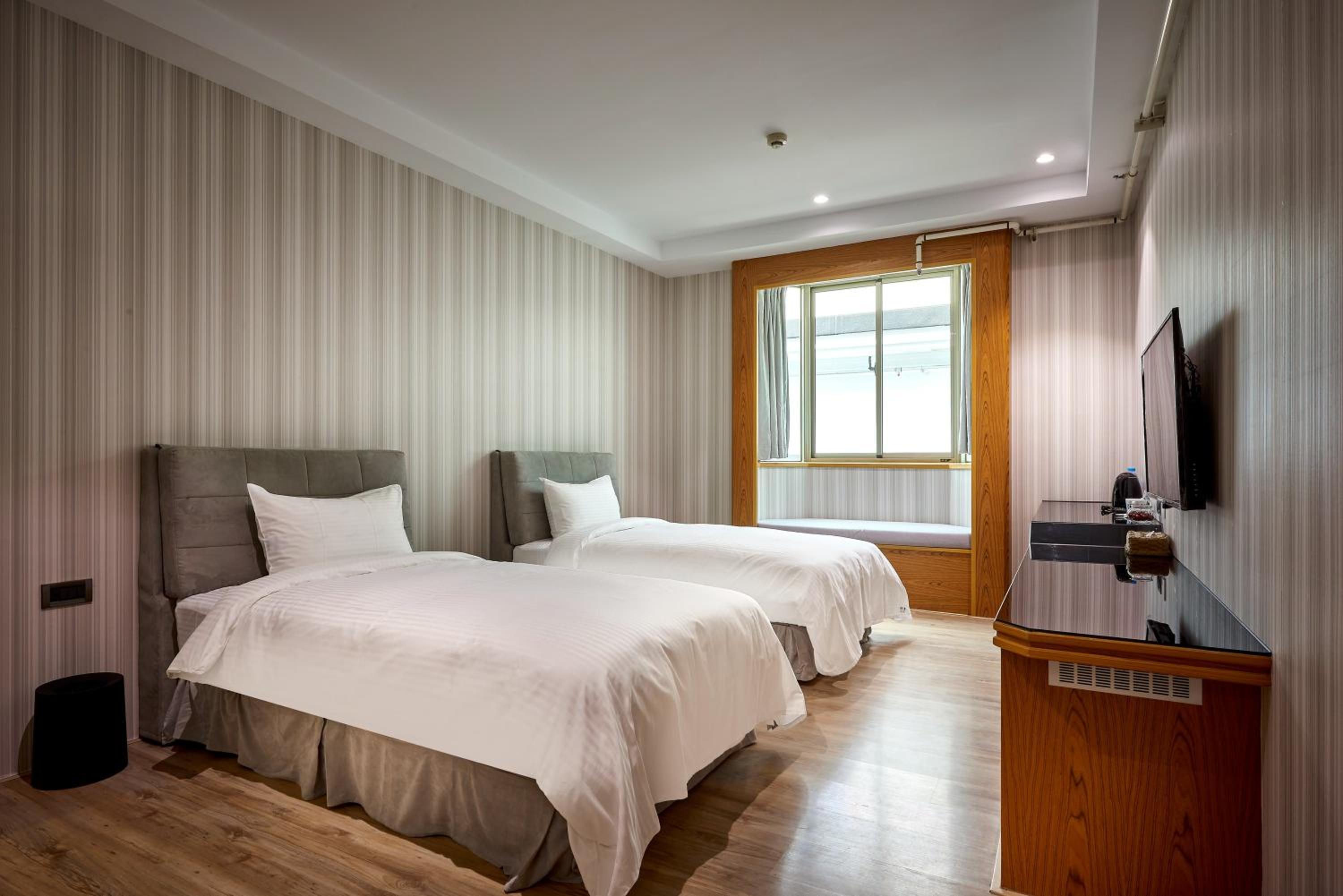 Standard Twin Room - Photo 2