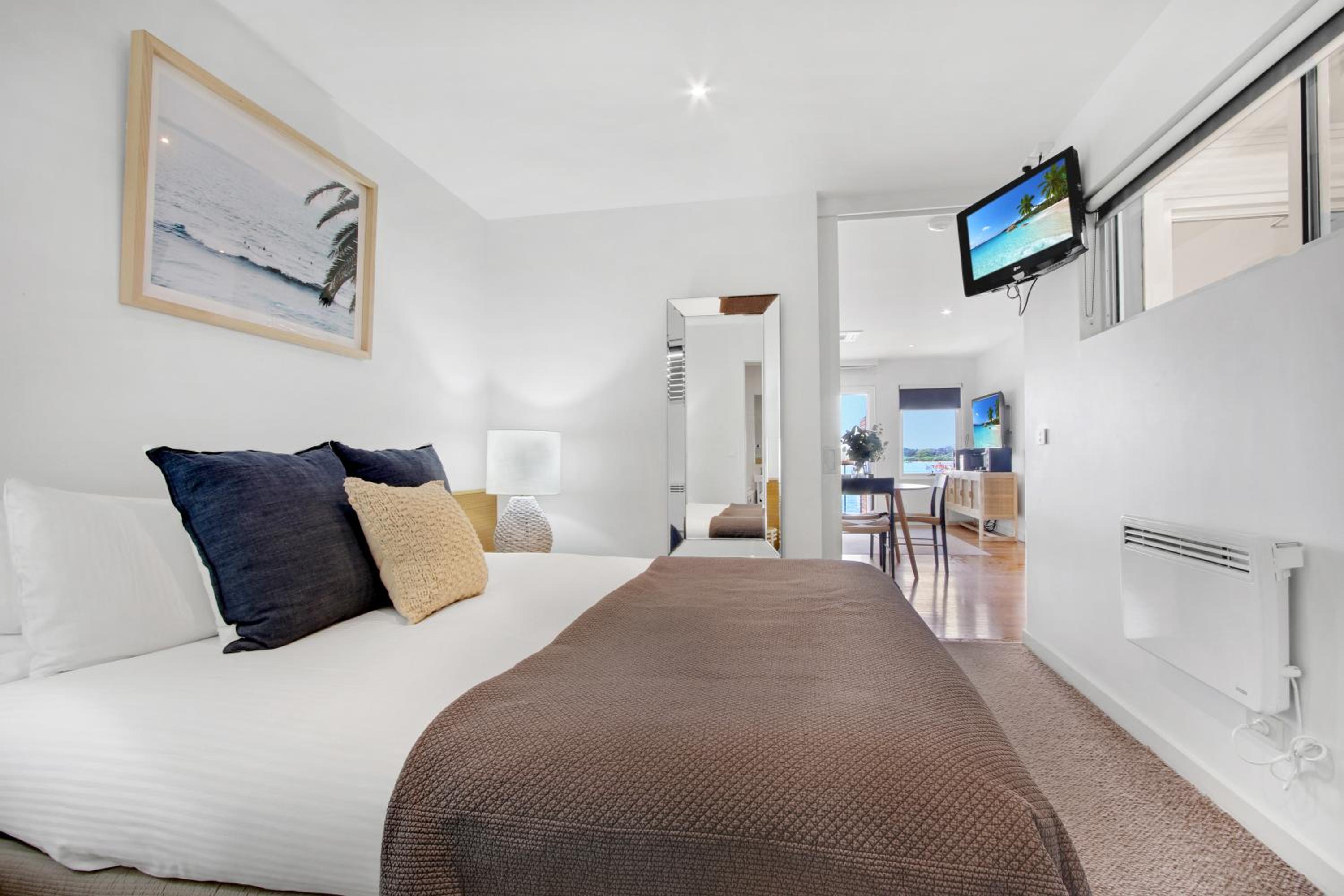 One-Bedroom Bancroft Bay photo 3