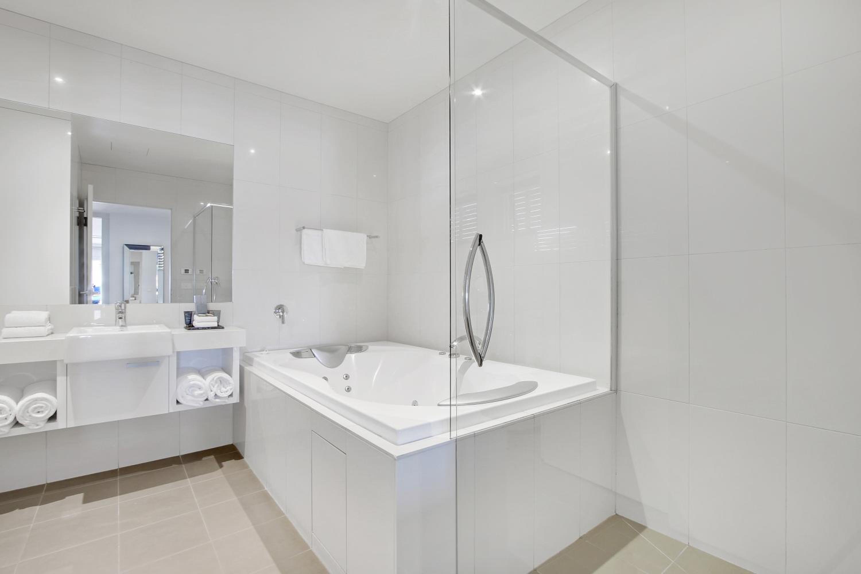 One-Bedroom Bancroft Bay photo 2