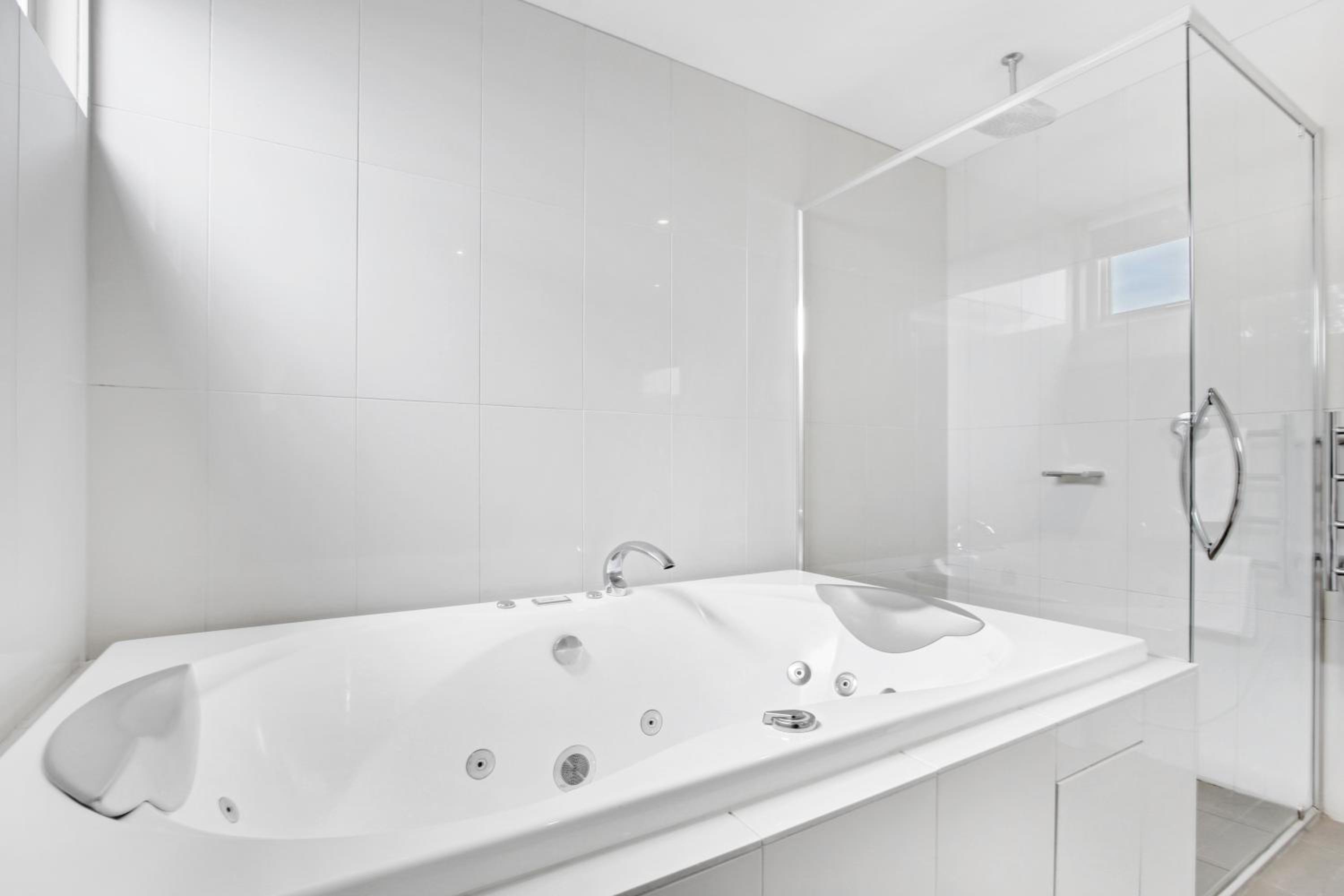 One-Bedroom Lake King photo 3