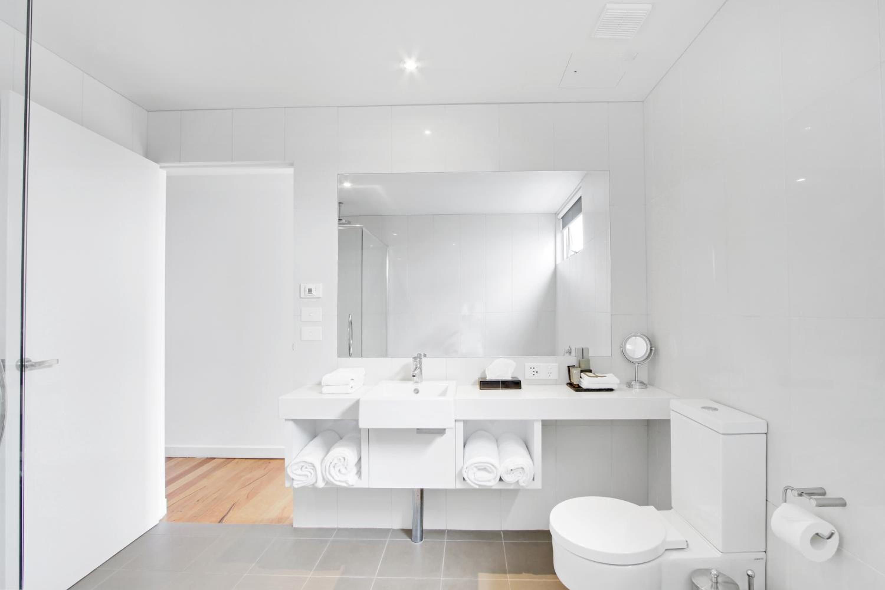 One-Bedroom Lake King photo 2