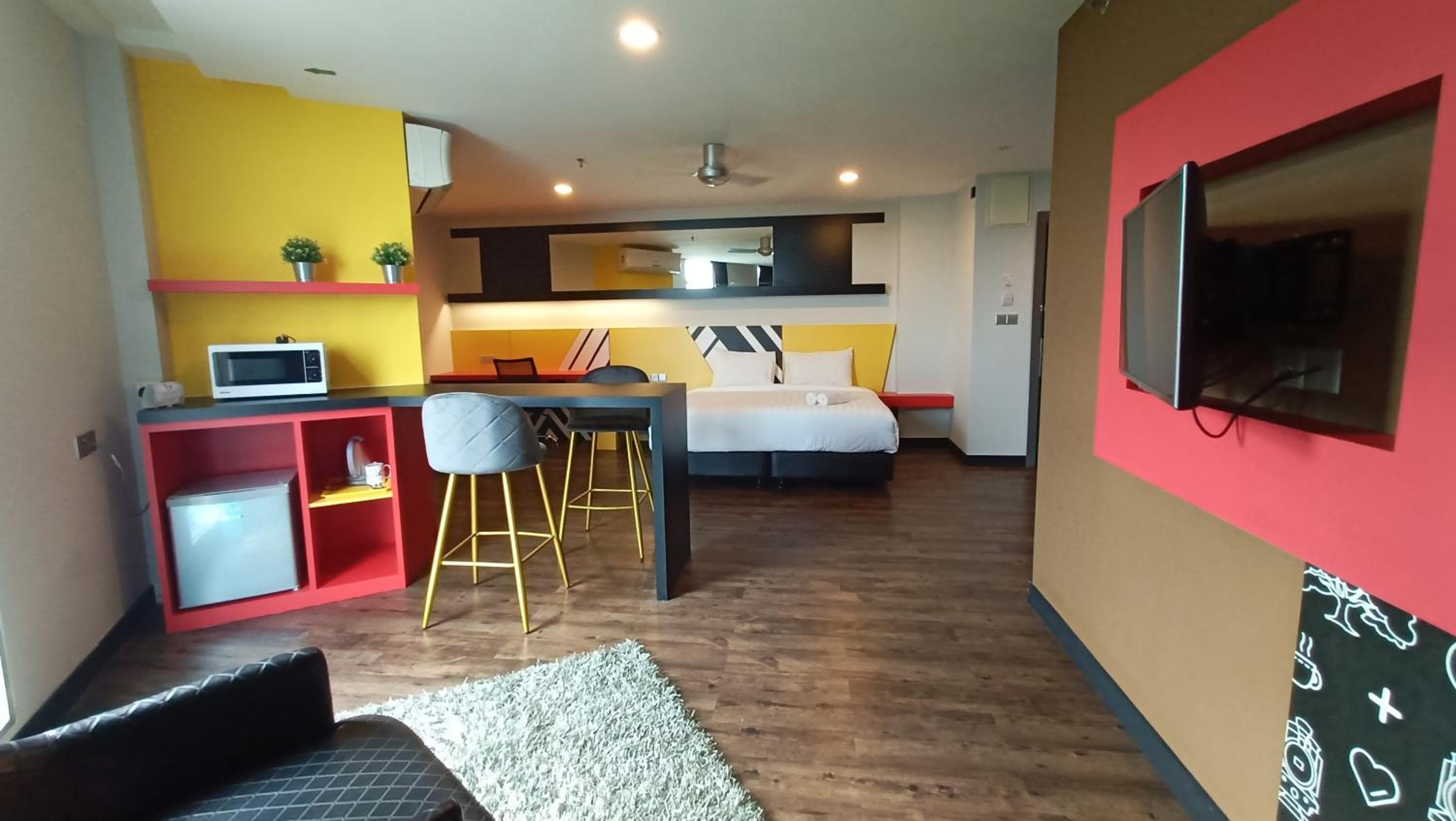 Executive Suite - Photo 3