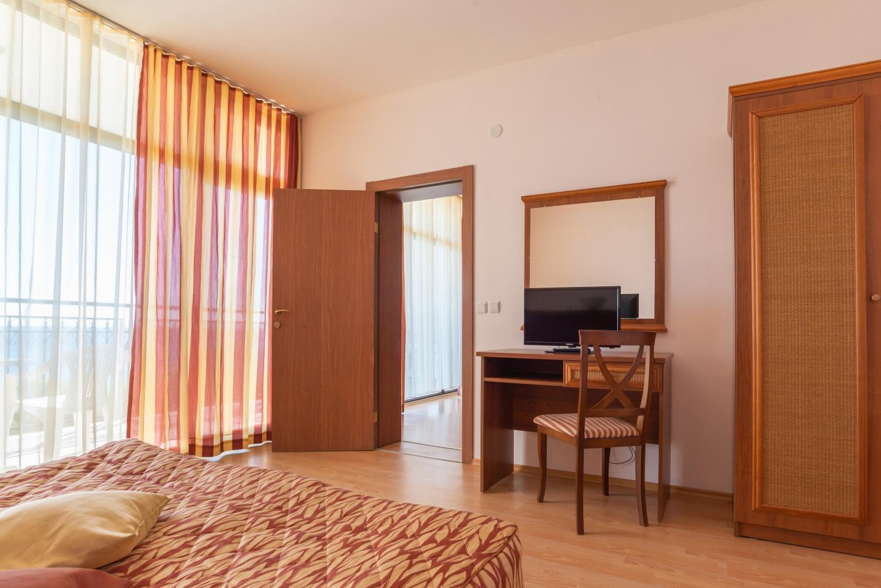 One-Bedroom Apartment with Balcony (2 - 4 Adults)