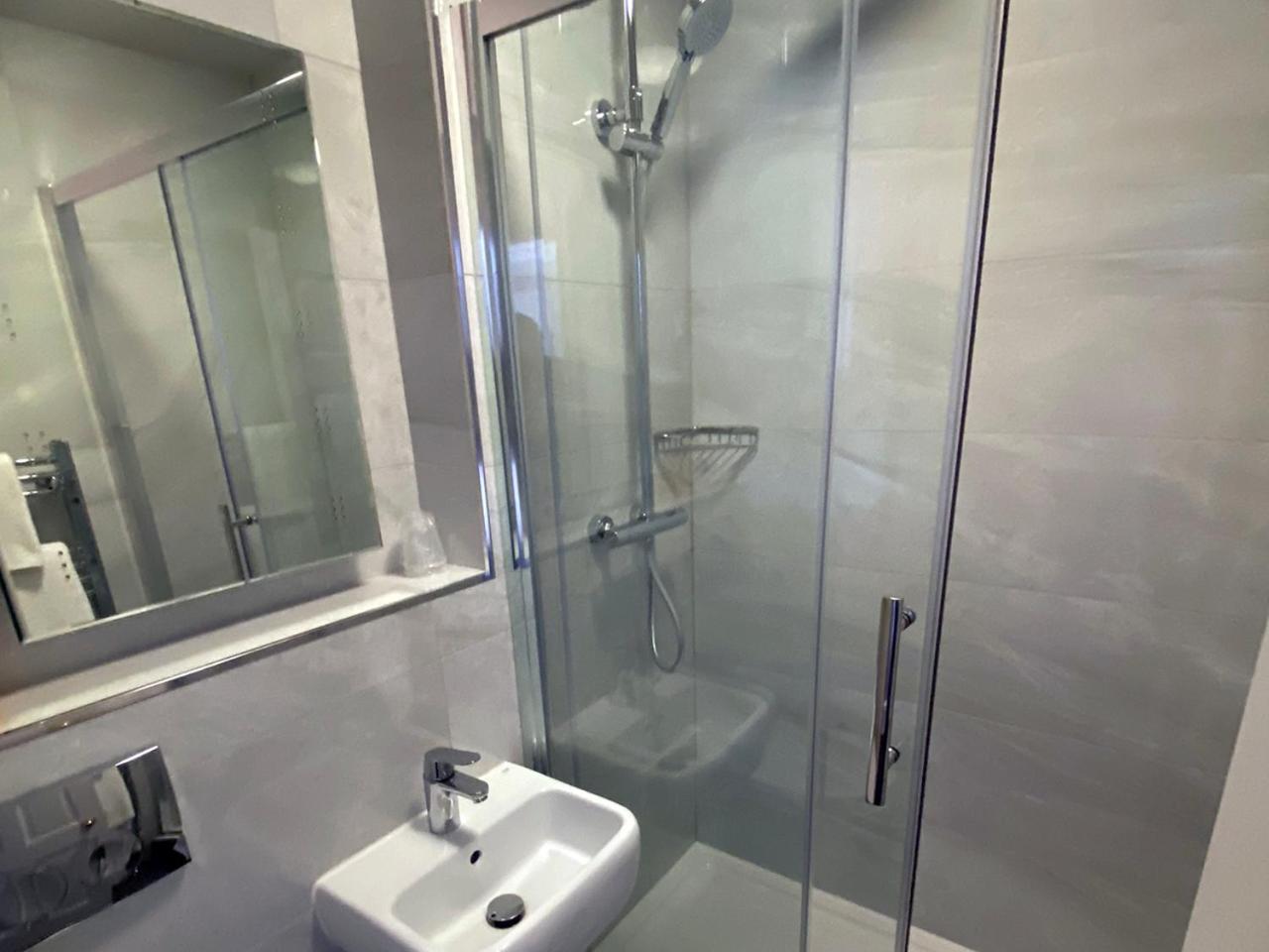 Small Double Room with Shower  - Photo 2
