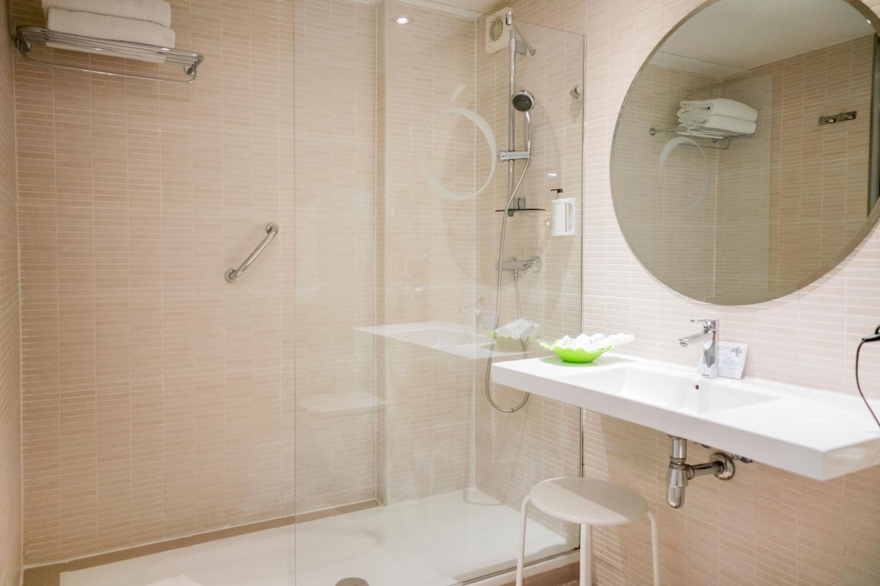 Double or Twin Room - Photo 6