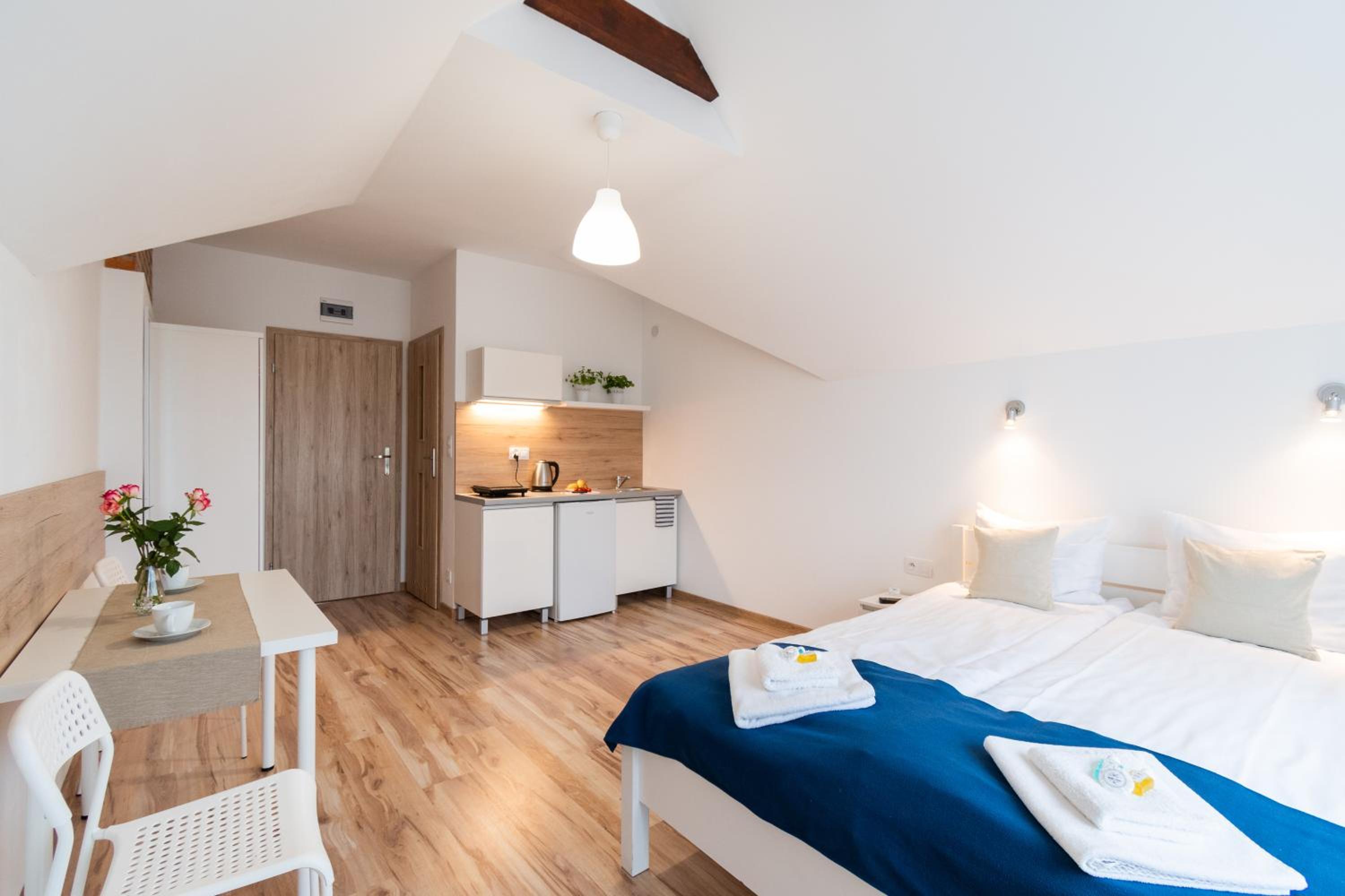 Standard Double Room - Photo 11