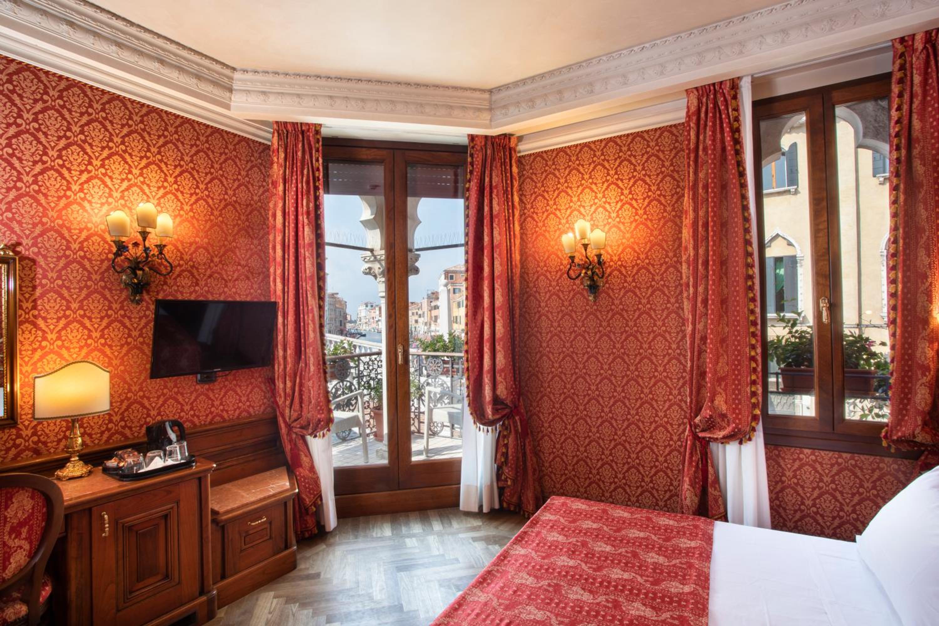Superior Double or Twin Room with Balcony photo 2