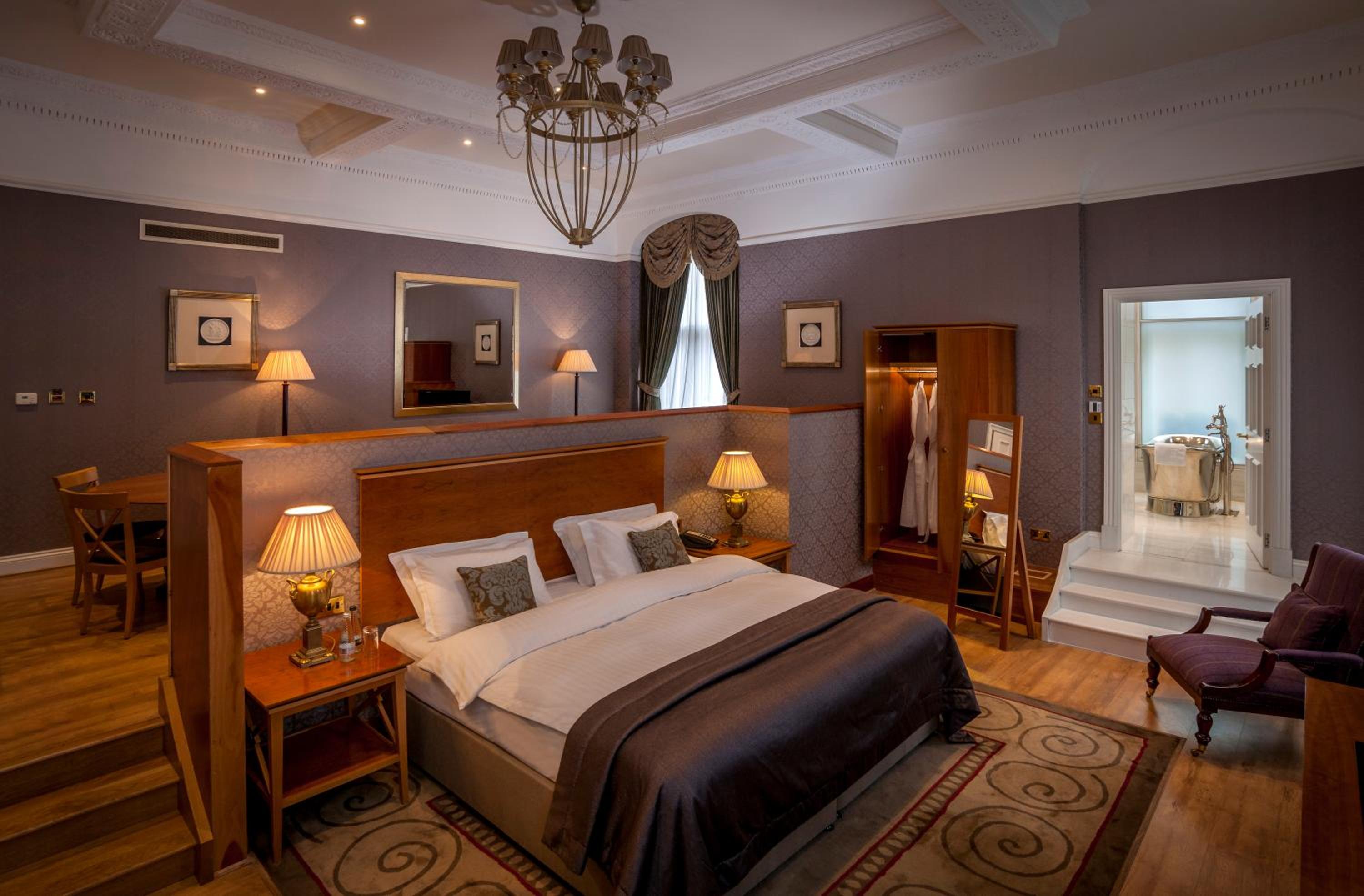 Suite - Photo 1