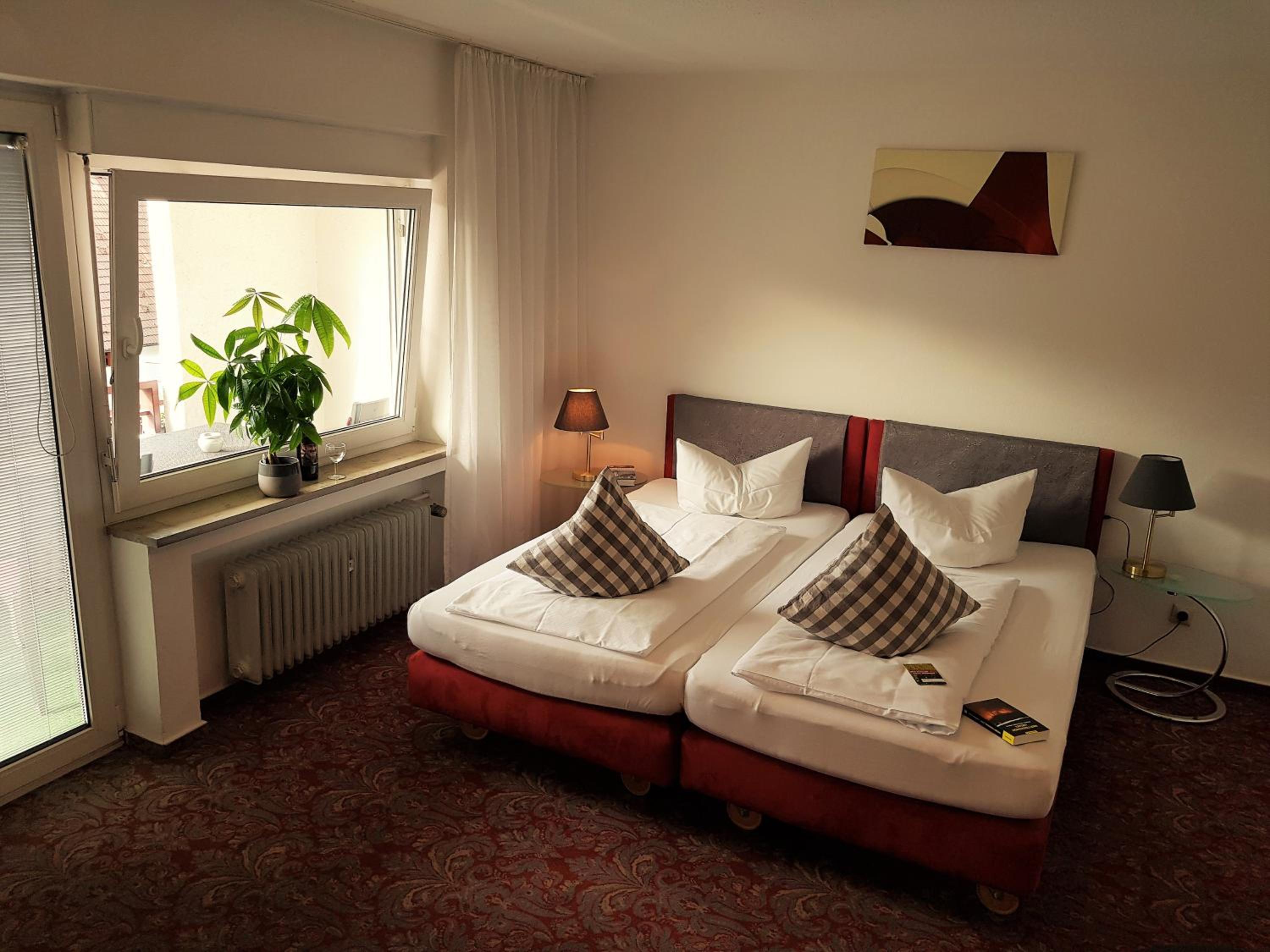 Double Room with Extra Bed and Balcony - Photo 14