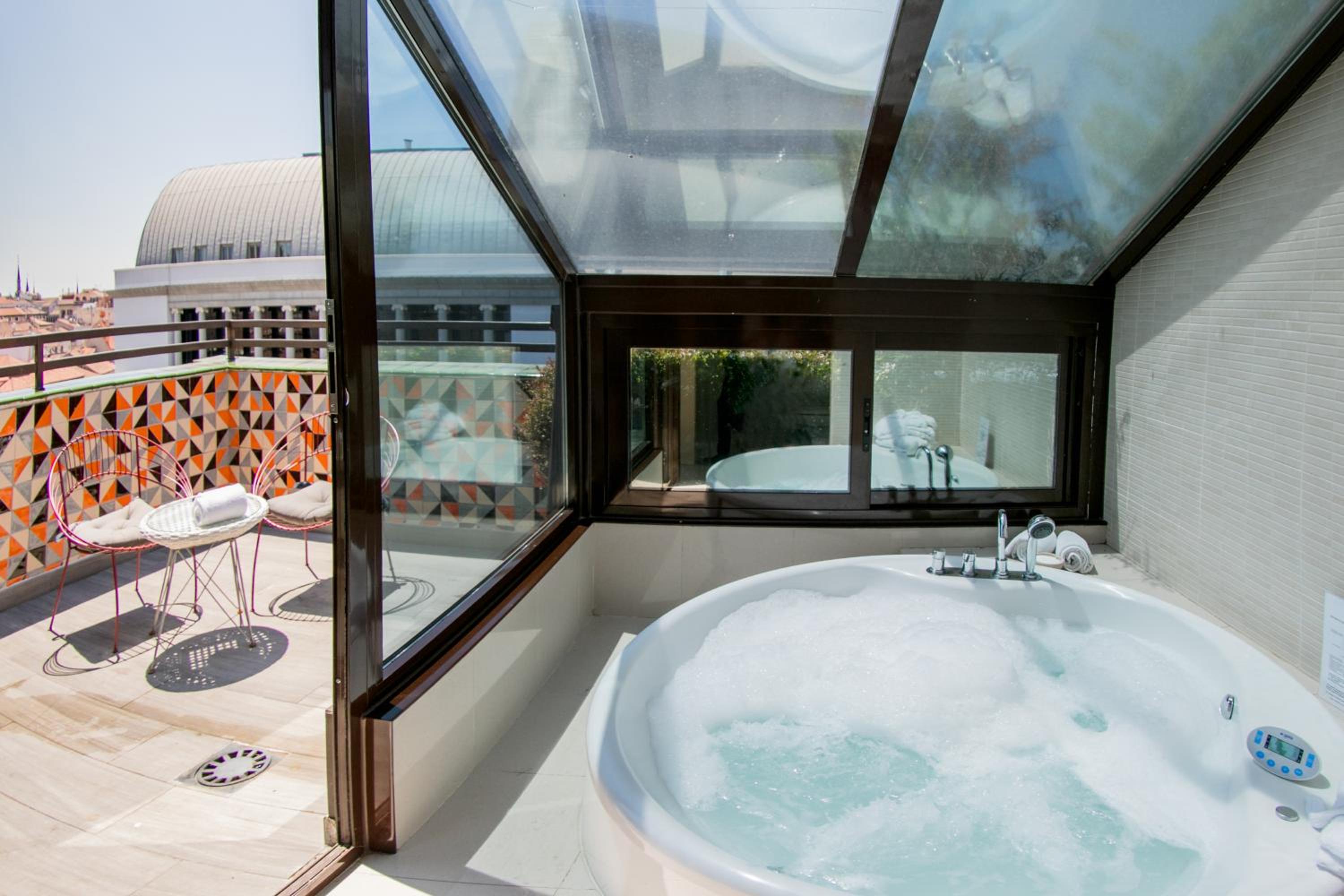 Double Room with Terrace and Spa Bath - Photo 6