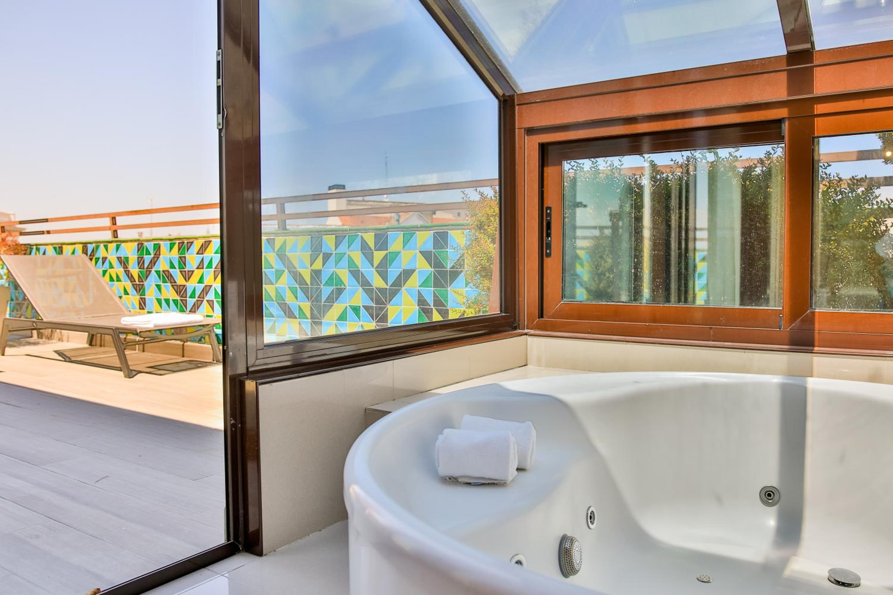 Double Room with Terrace and Spa Bath - Photo 7