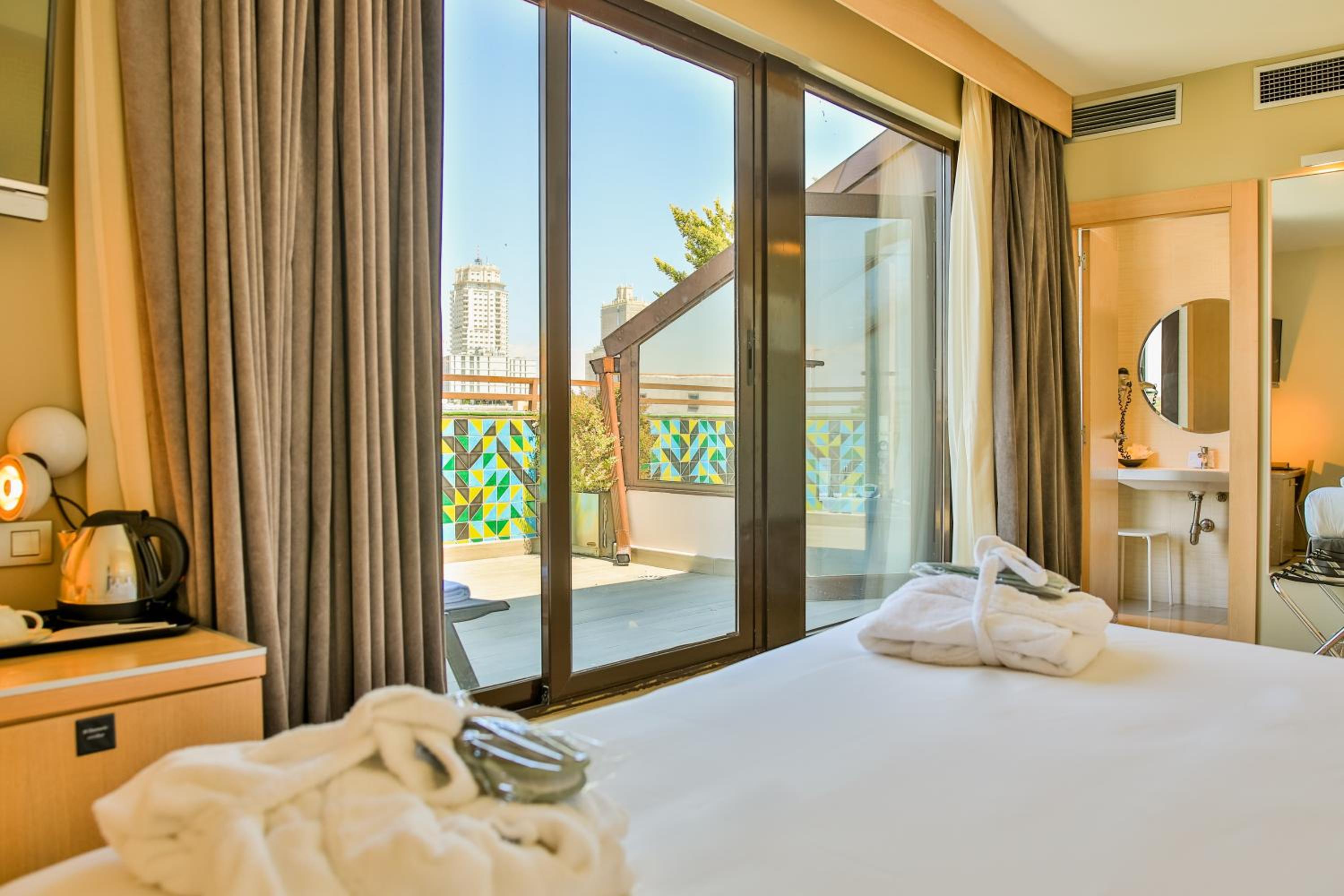 Double Room with Terrace and Spa Bath - Photo 1