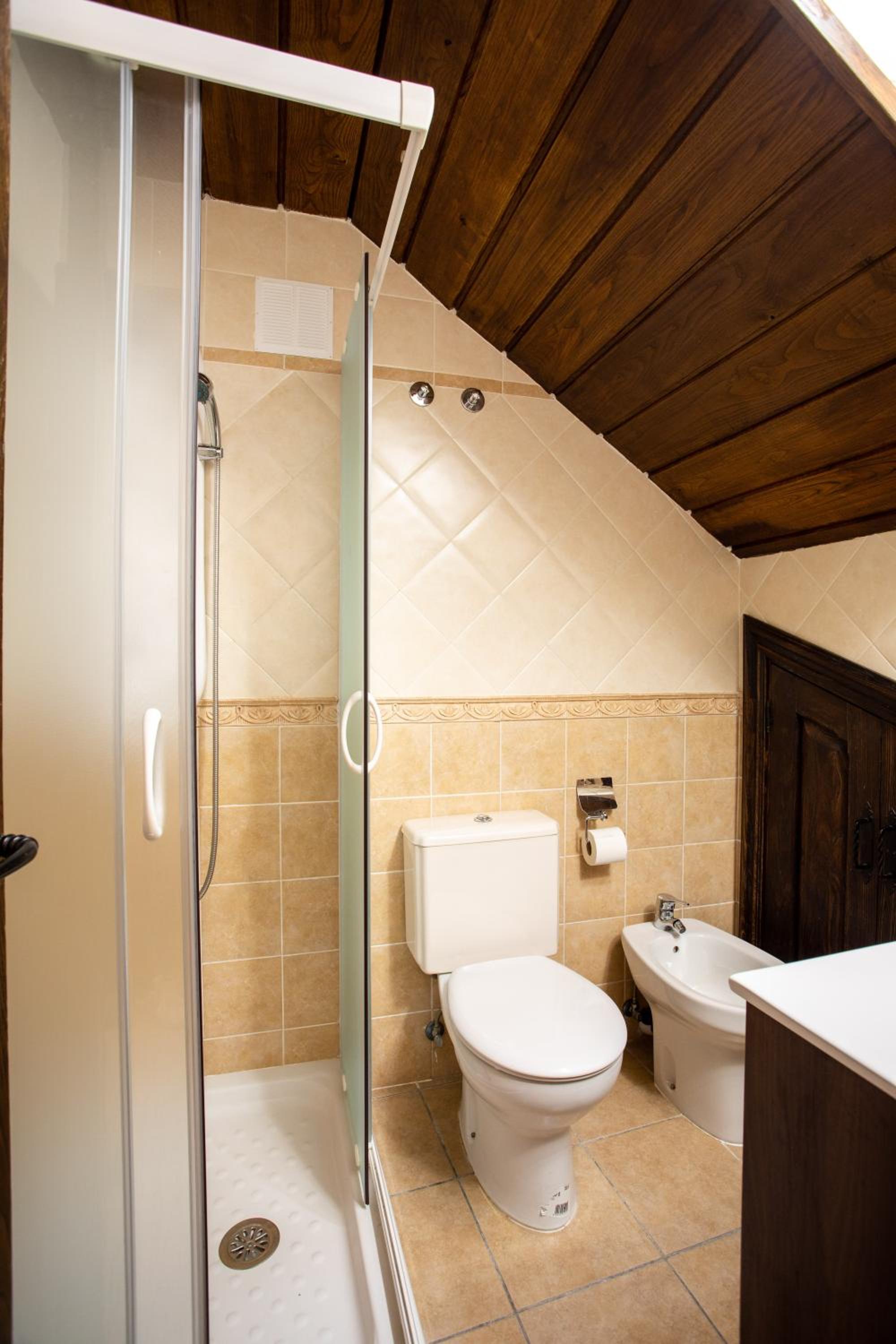 One-Bedroom Apartment with View - Photo 4