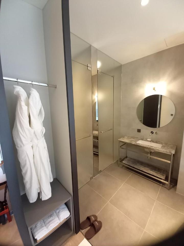 Deluxe King Room - Photo 3