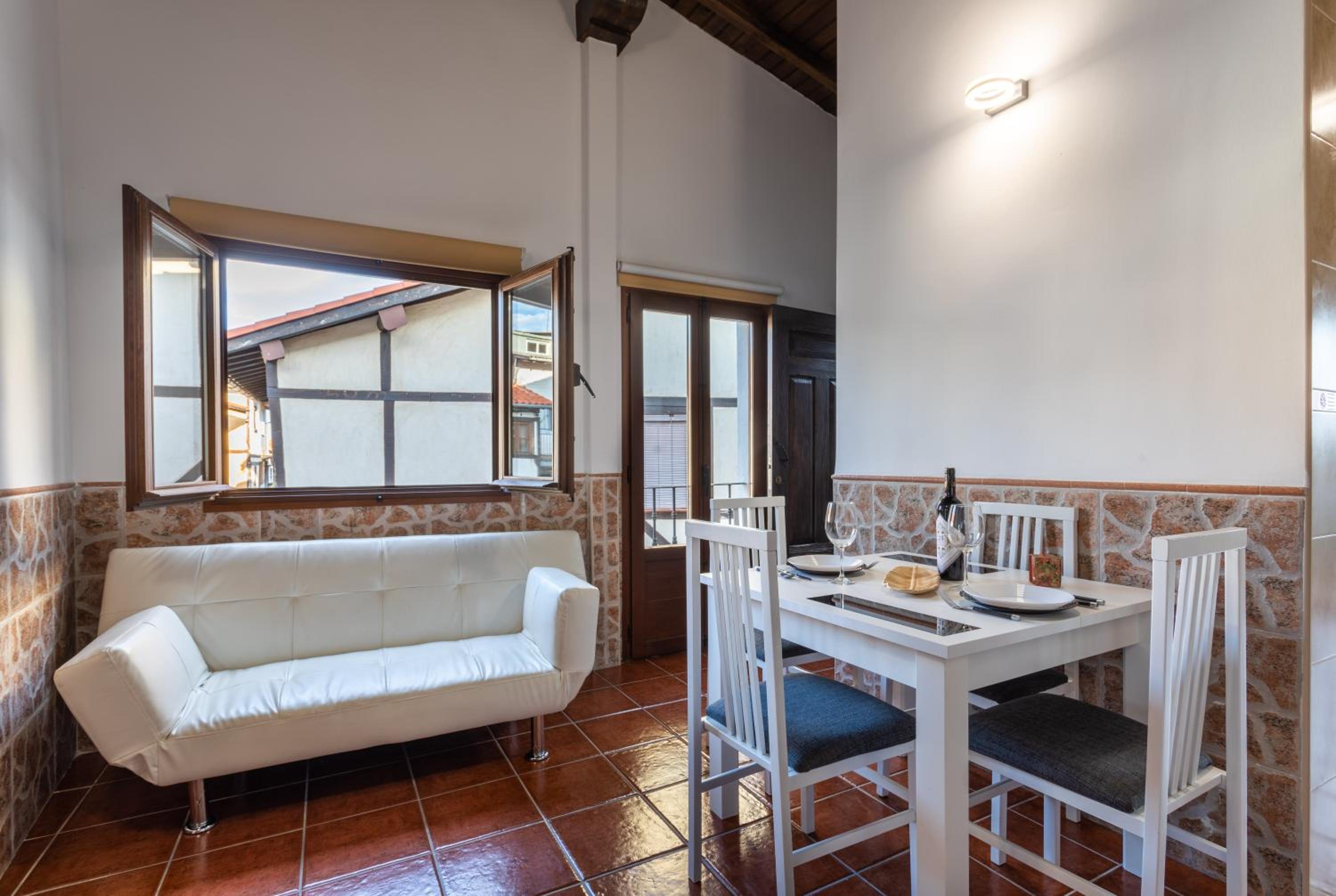 Two-Bedroom Apartment with Mountain View - Photo 9