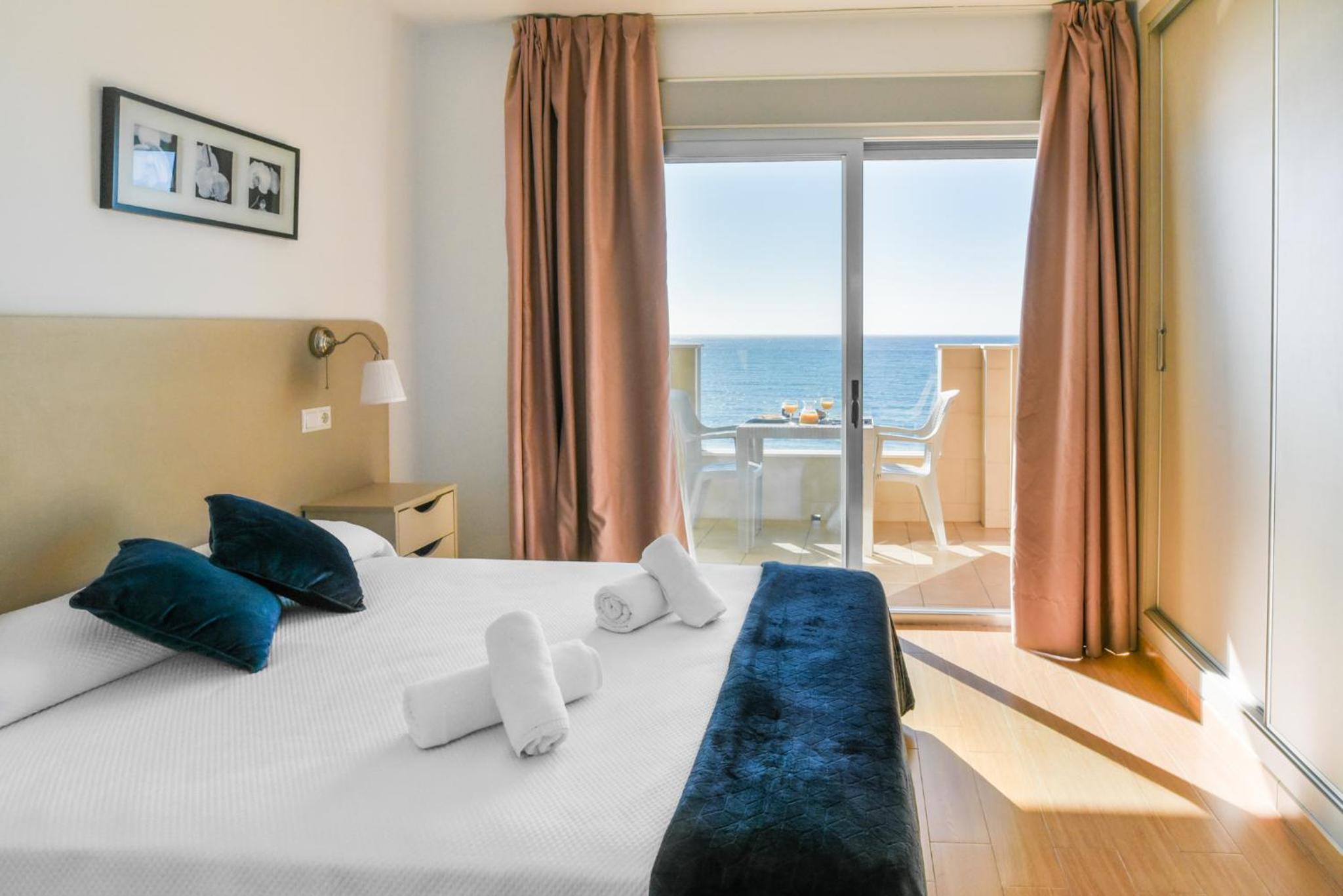 Apartamento de dos habitaciones con vista frontal al mar.