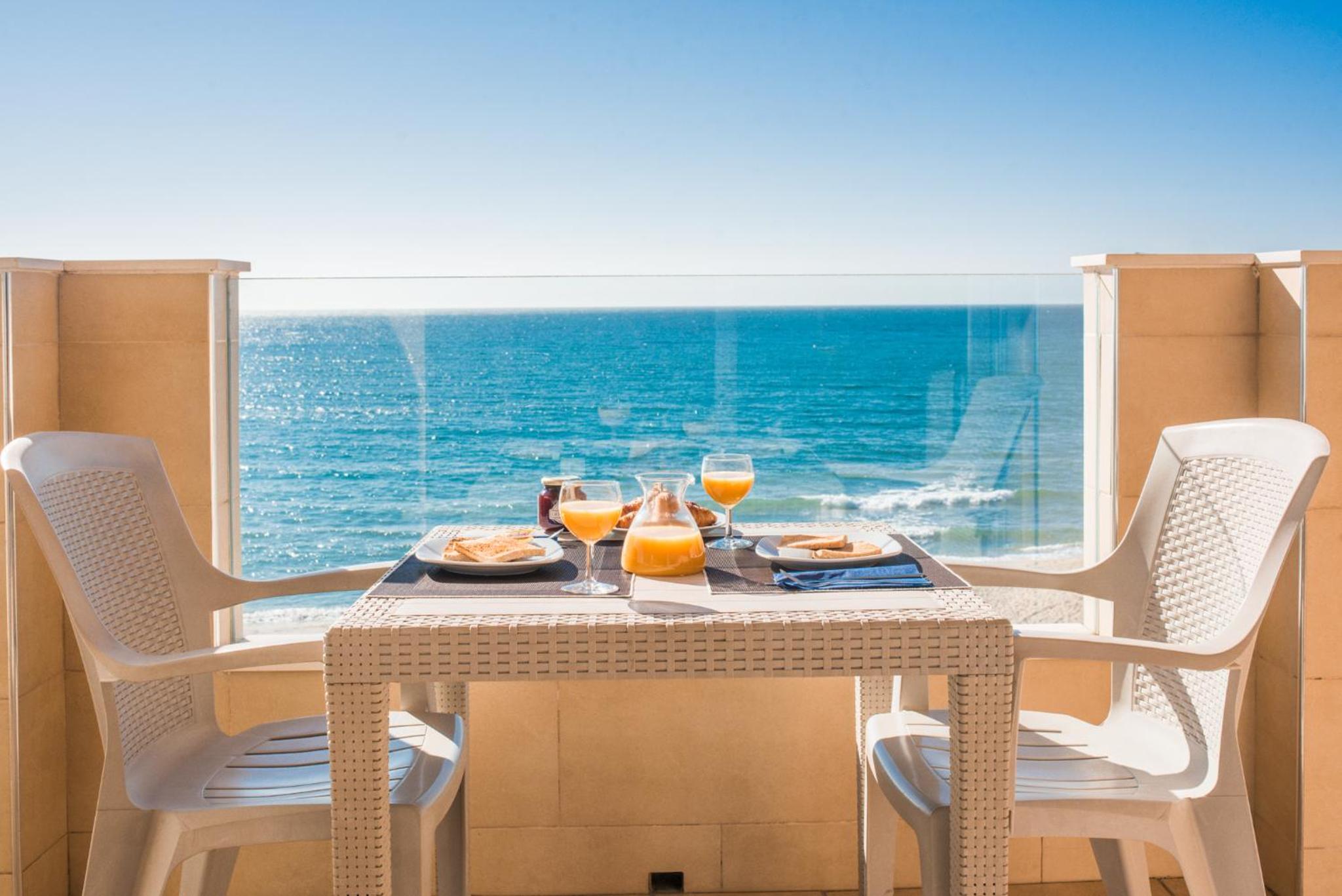Three-Bedroom Apartment with Frontal Sea View photo 2