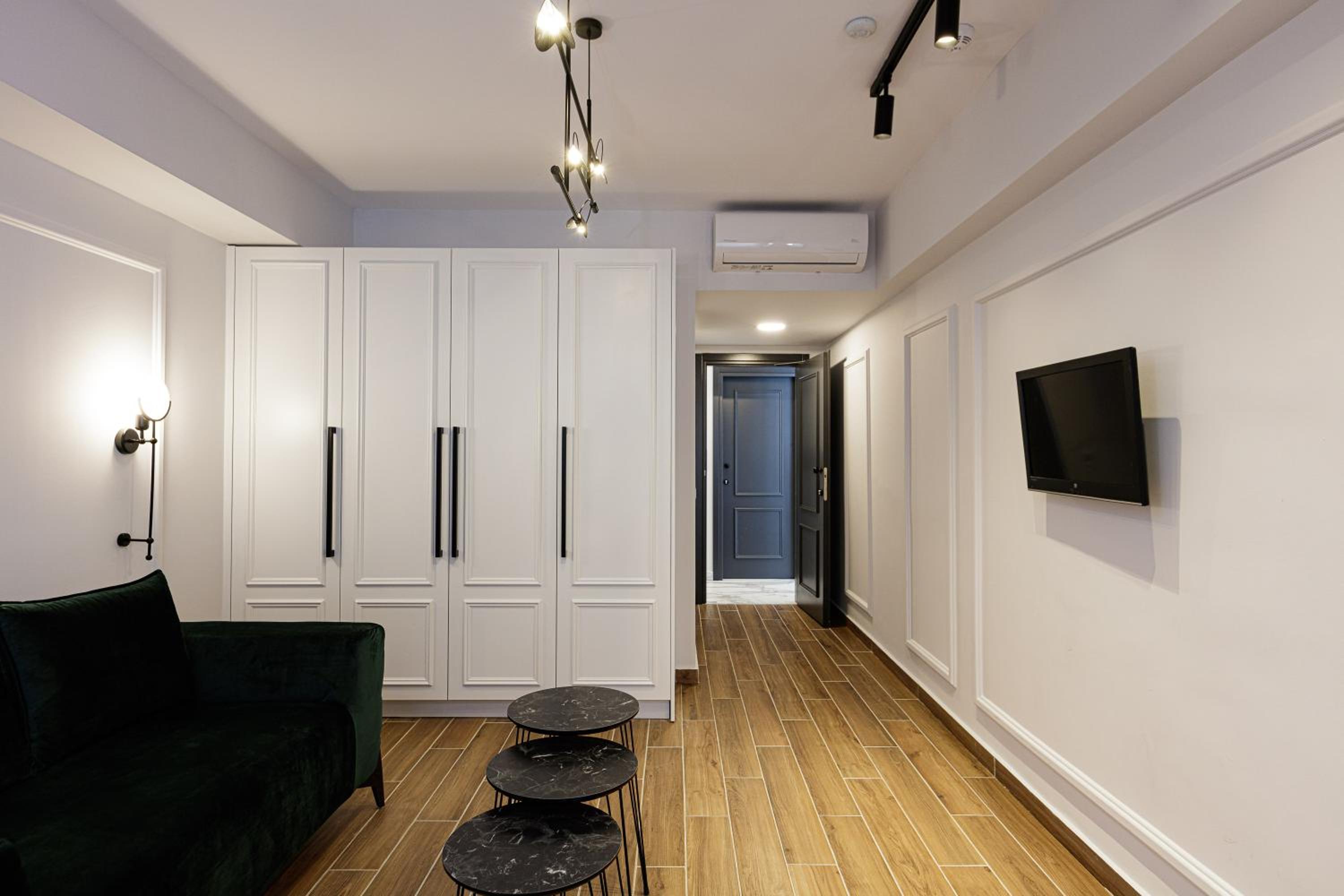 Family Room thumbnail 5