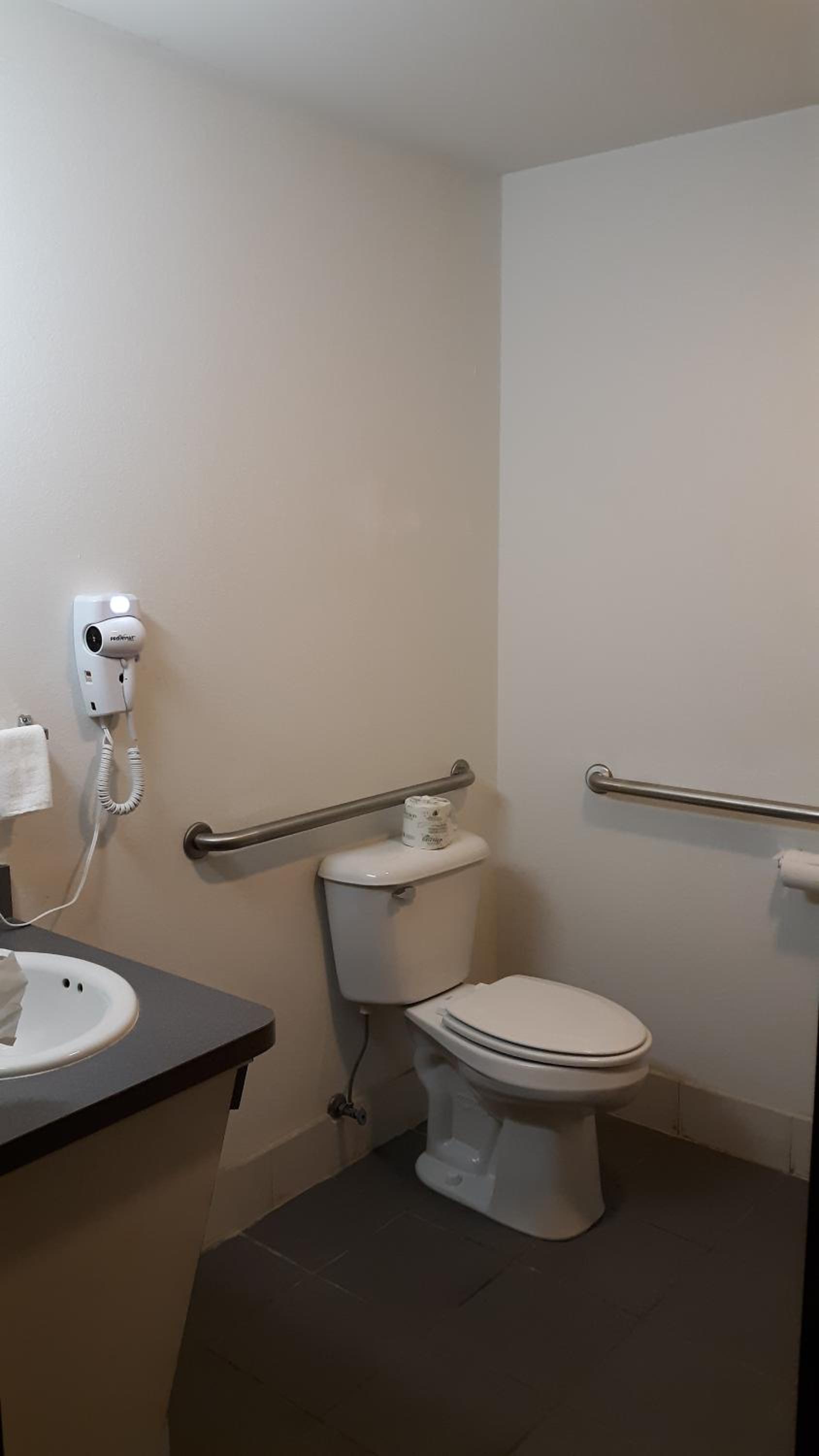 Queen Room - Disability Access photo 2