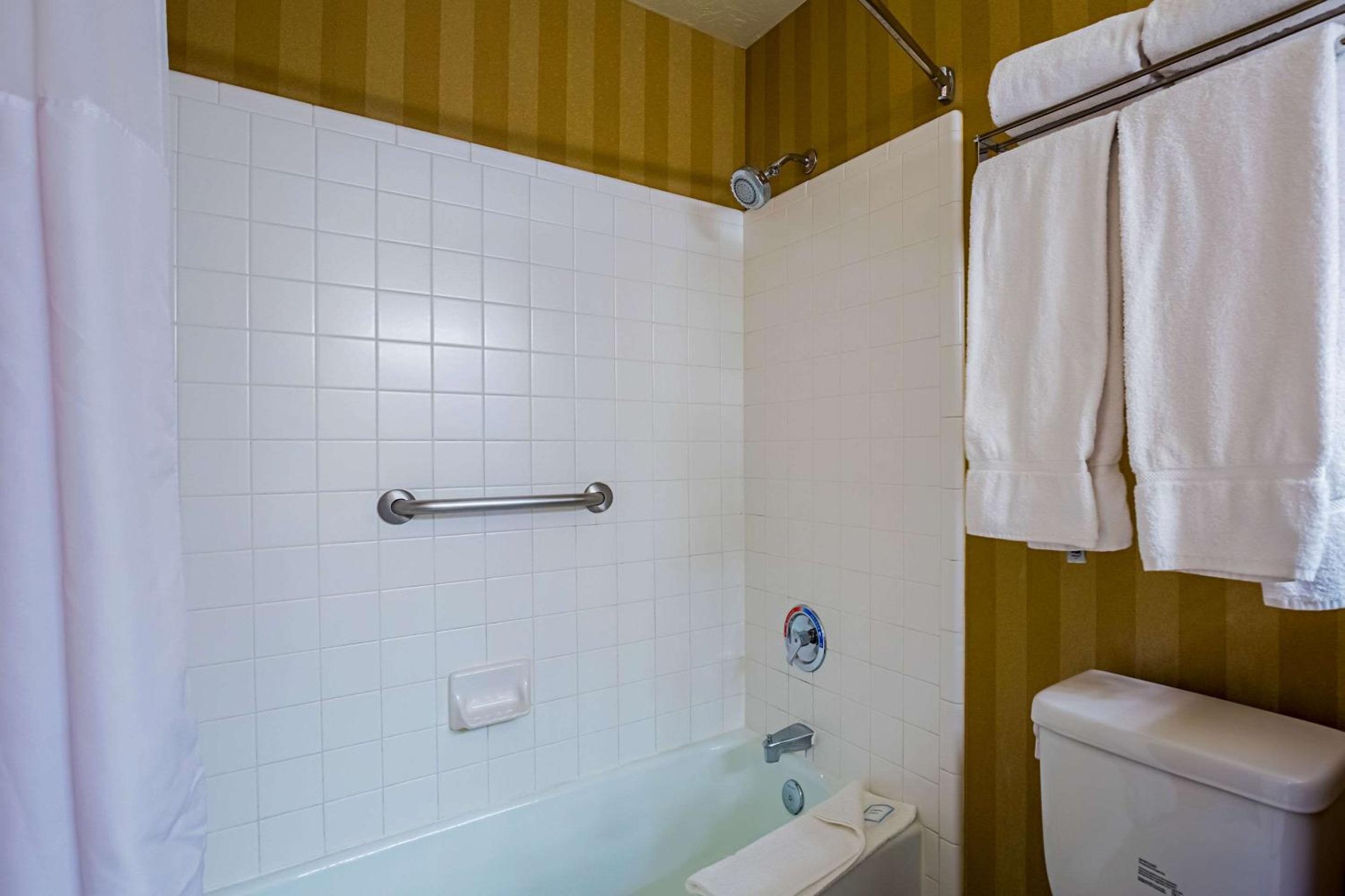 Queen Suite with Two Queen Beds - Non-Smoking photo 2