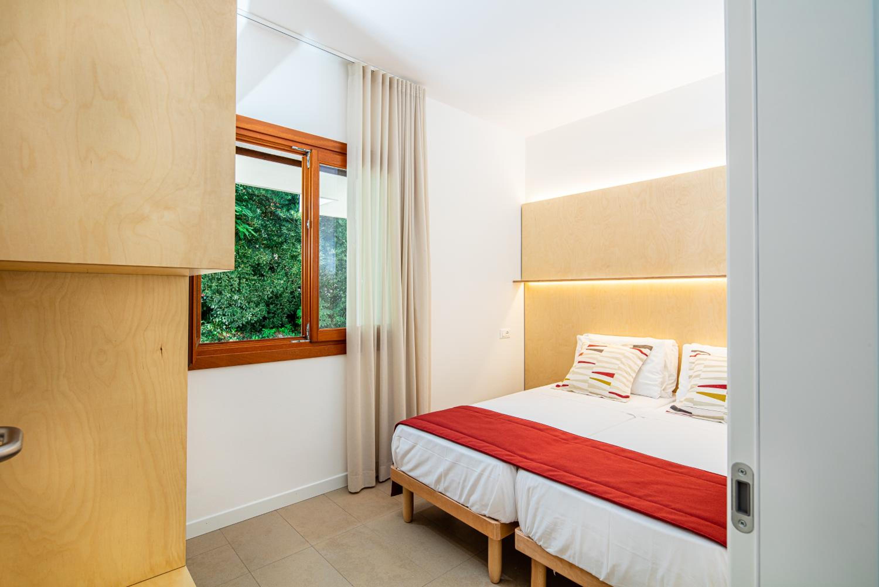 Deluxe Apartment with Private Garden - Photo 6