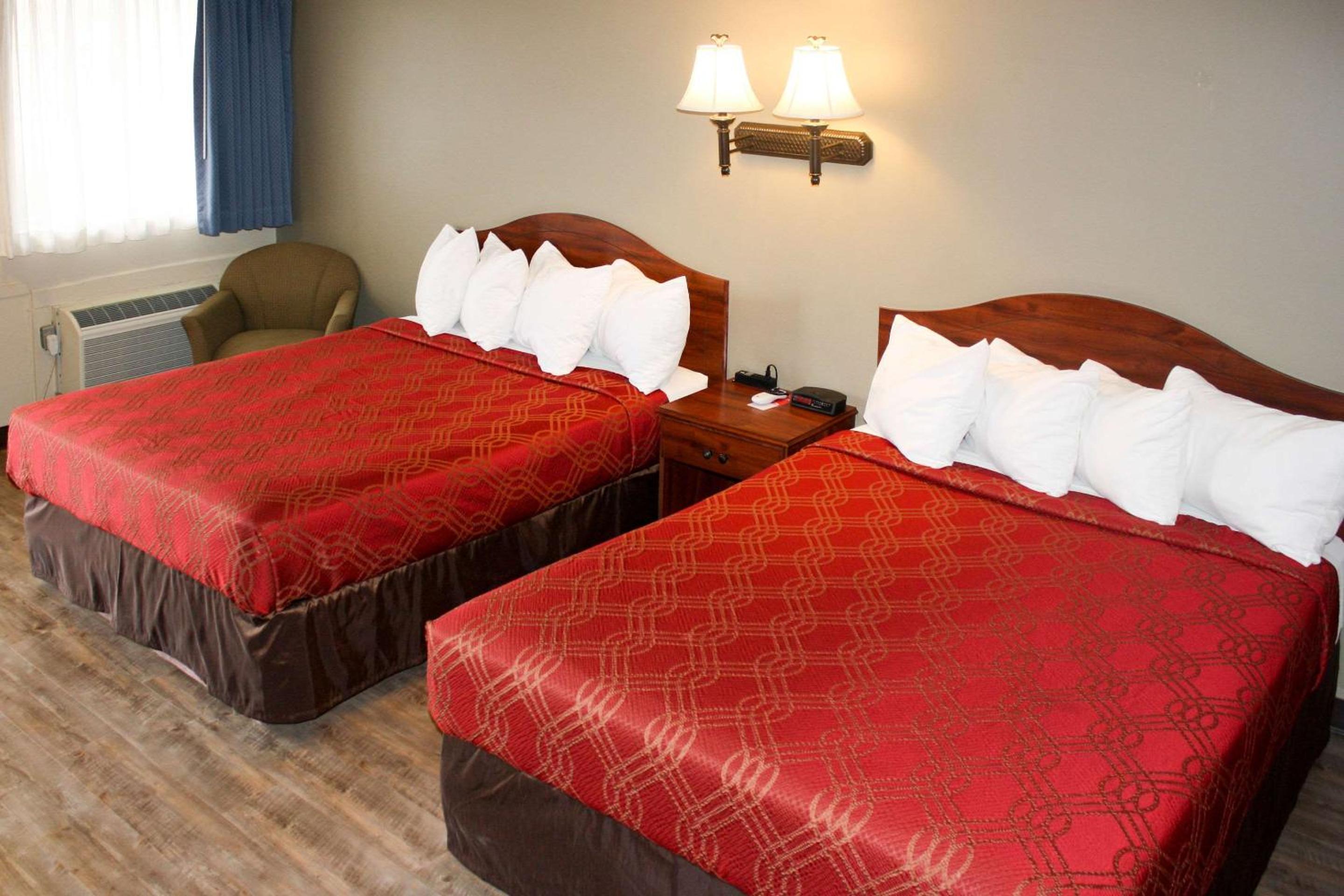 Queen Room with Two Queen Beds - Non-Smoking - Photo 3