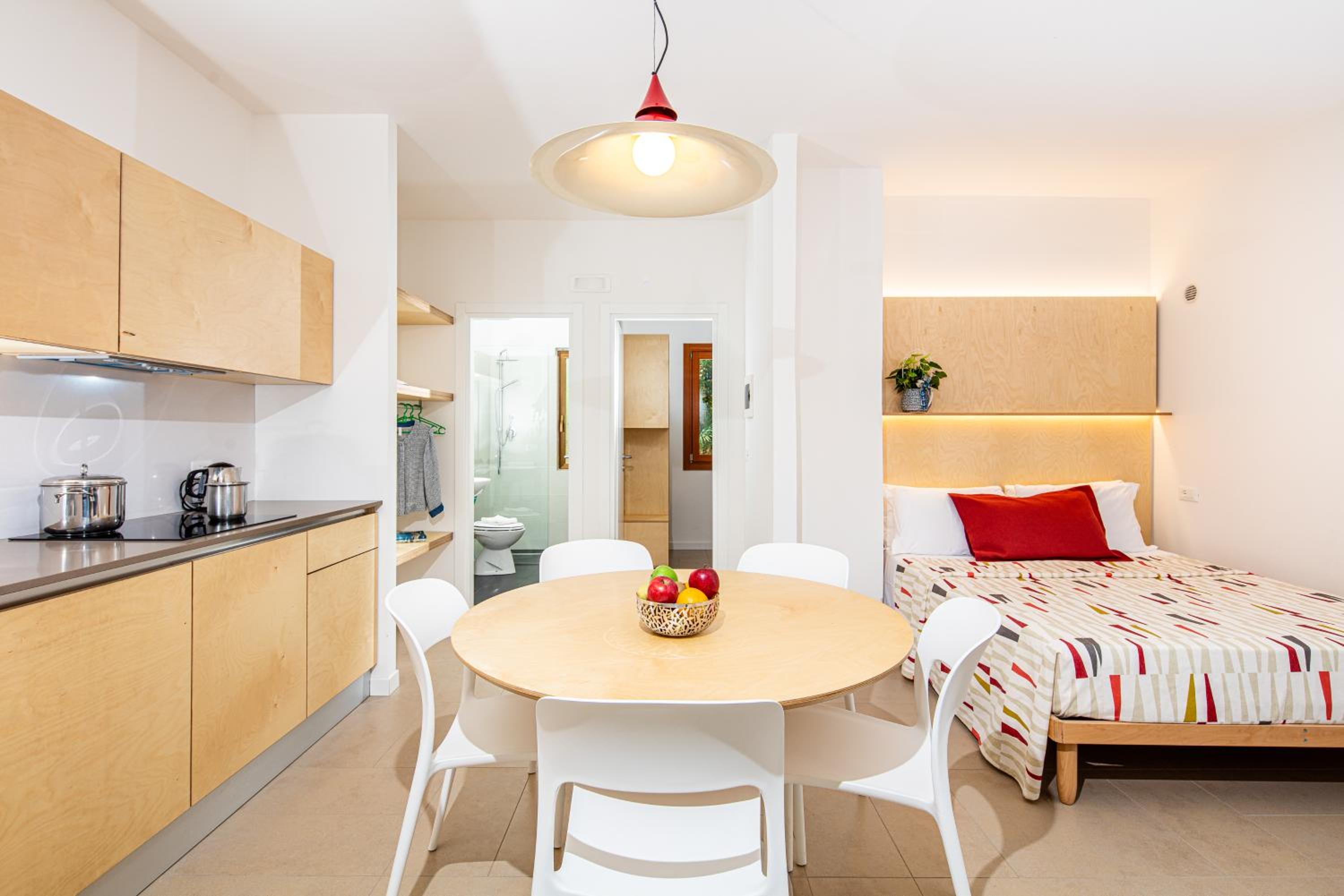 Deluxe Apartment with Private Garden - Photo 4