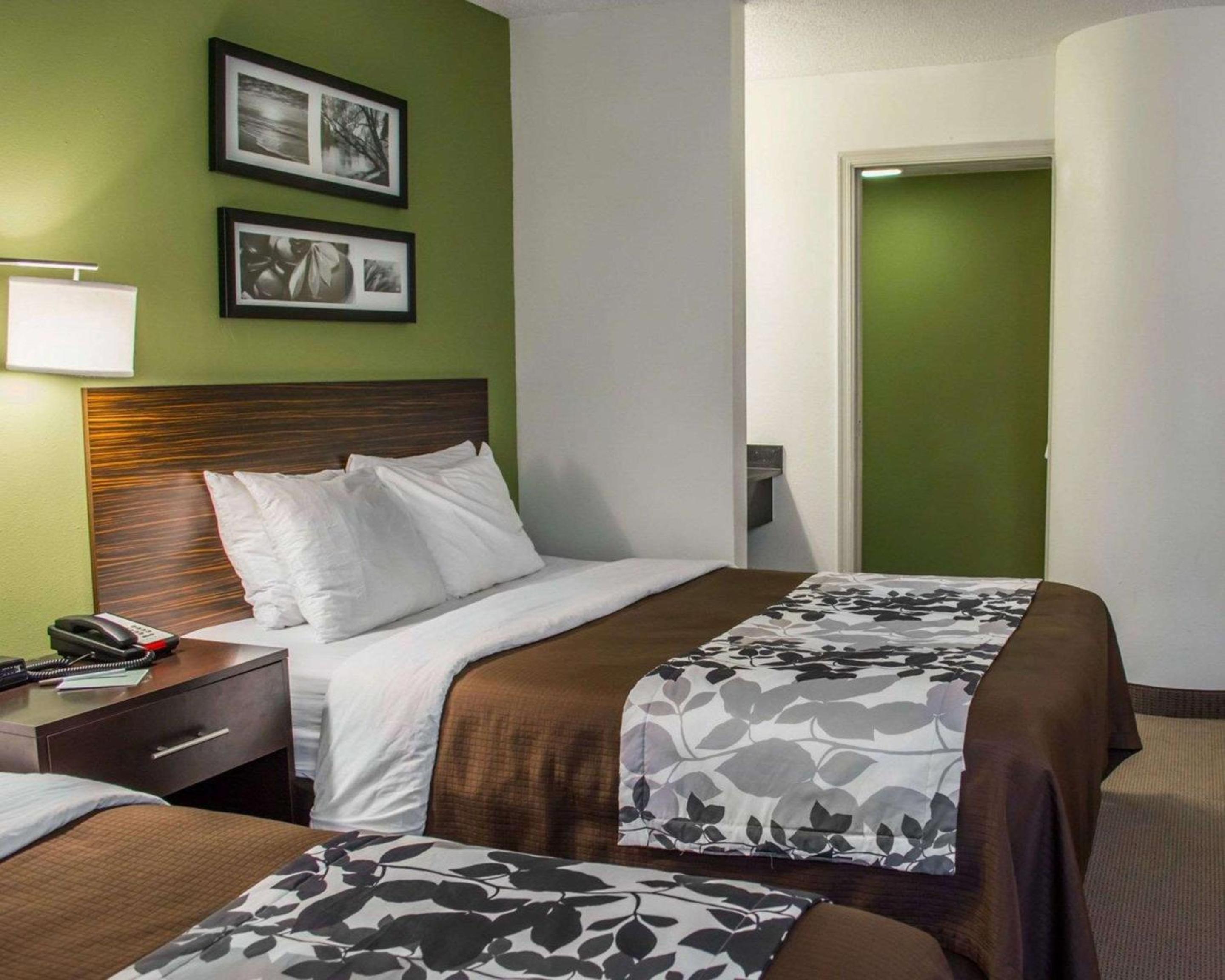 Queen Room with Two Queen Beds - Non-Smoking - Photo 1