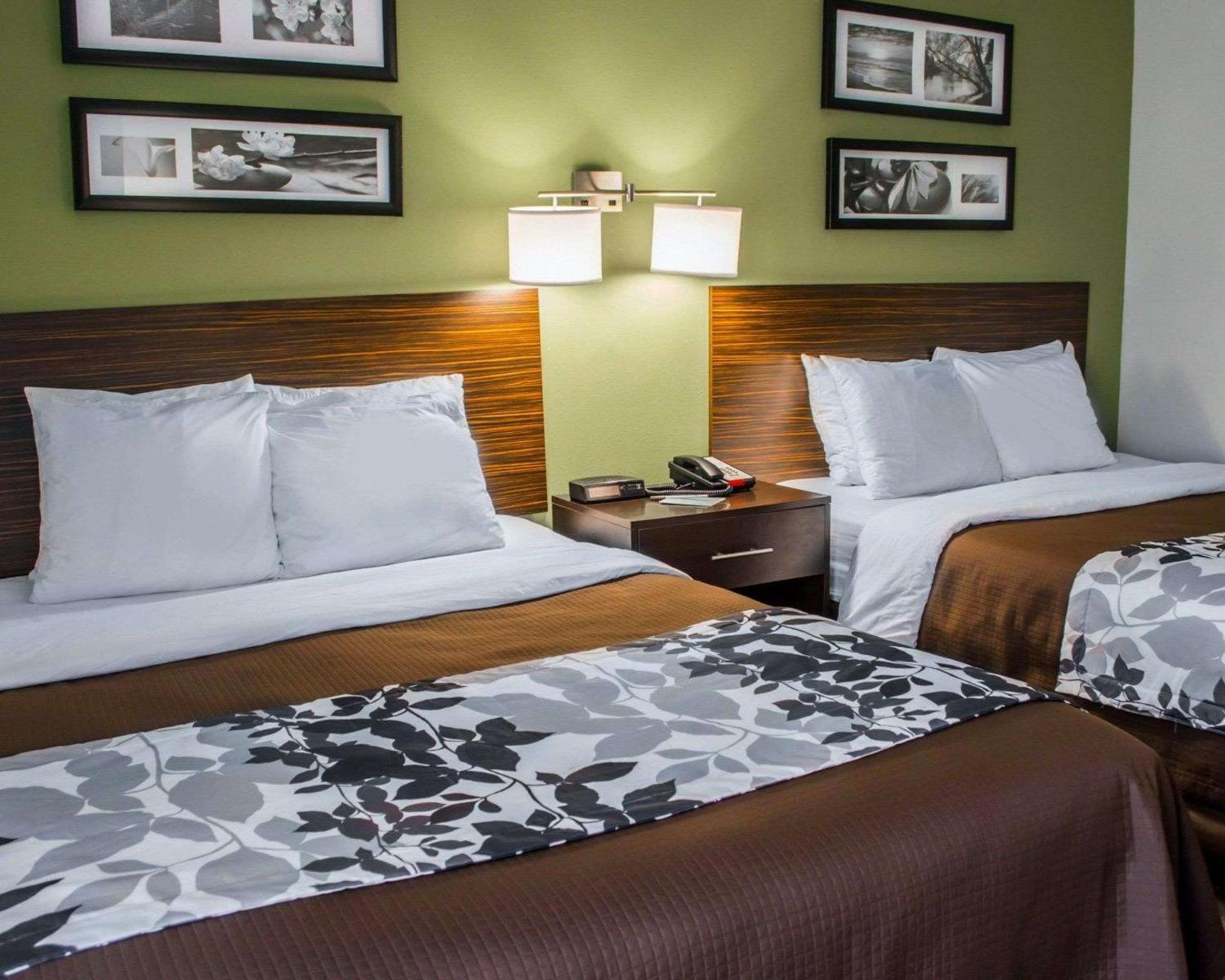 Queen Room with Two Queen Beds - Non-Smoking - Photo 2