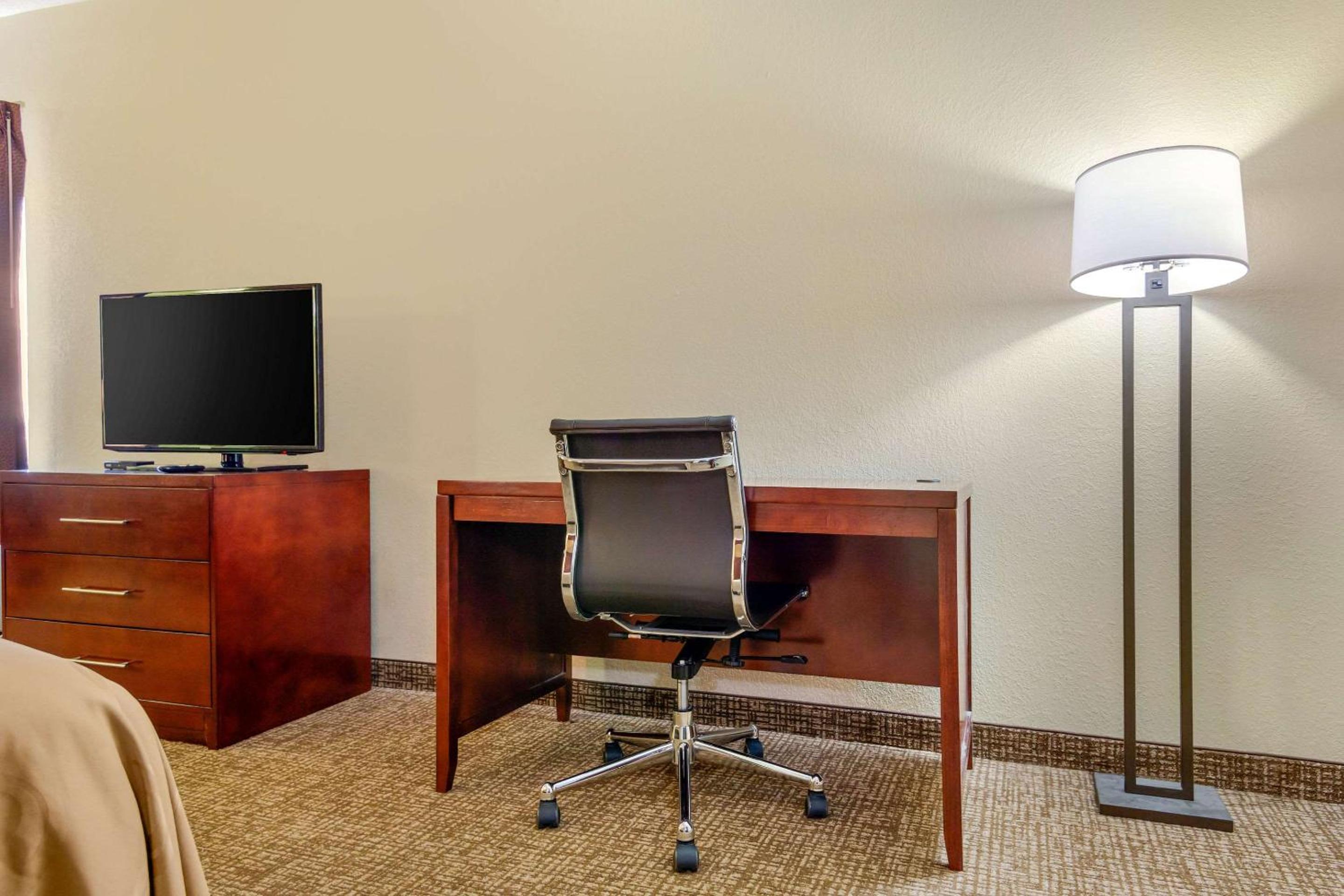 King Room - Non-Smoking - Photo 3