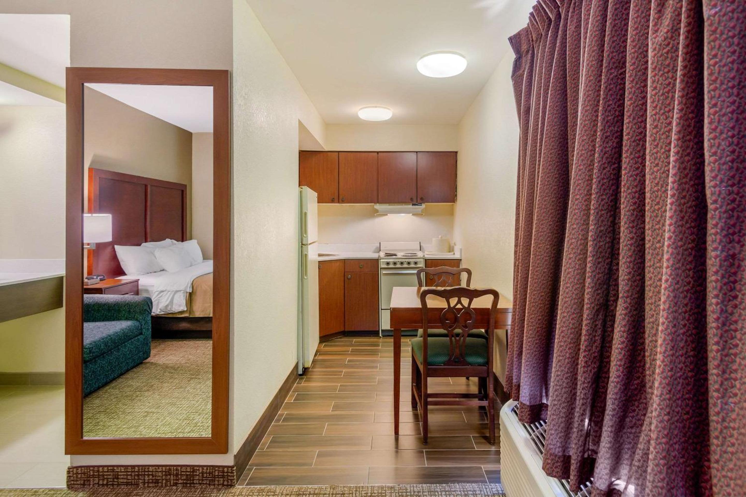 King Room - Non-Smoking - Photo 5