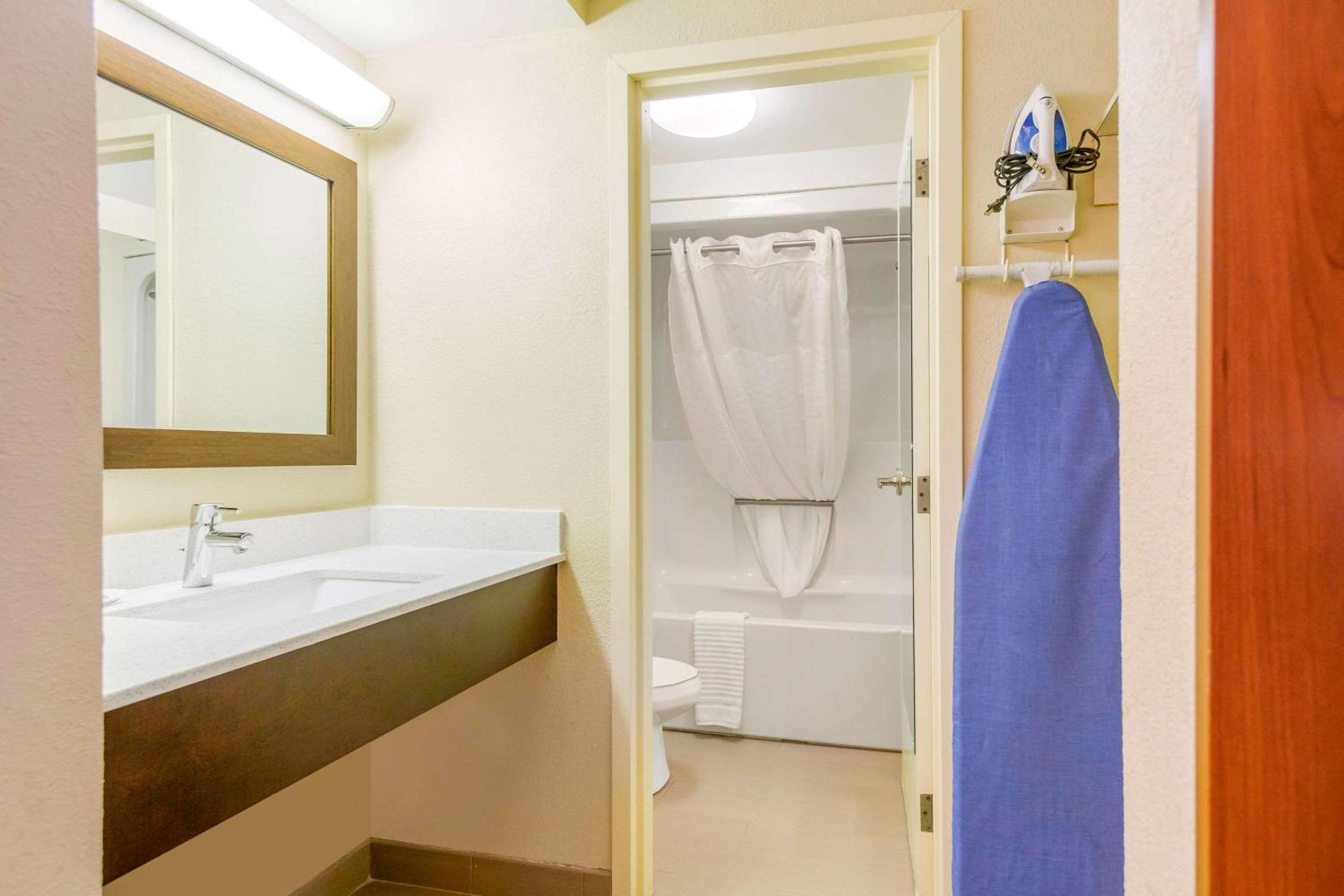 King Room - Non-Smoking - Photo 4