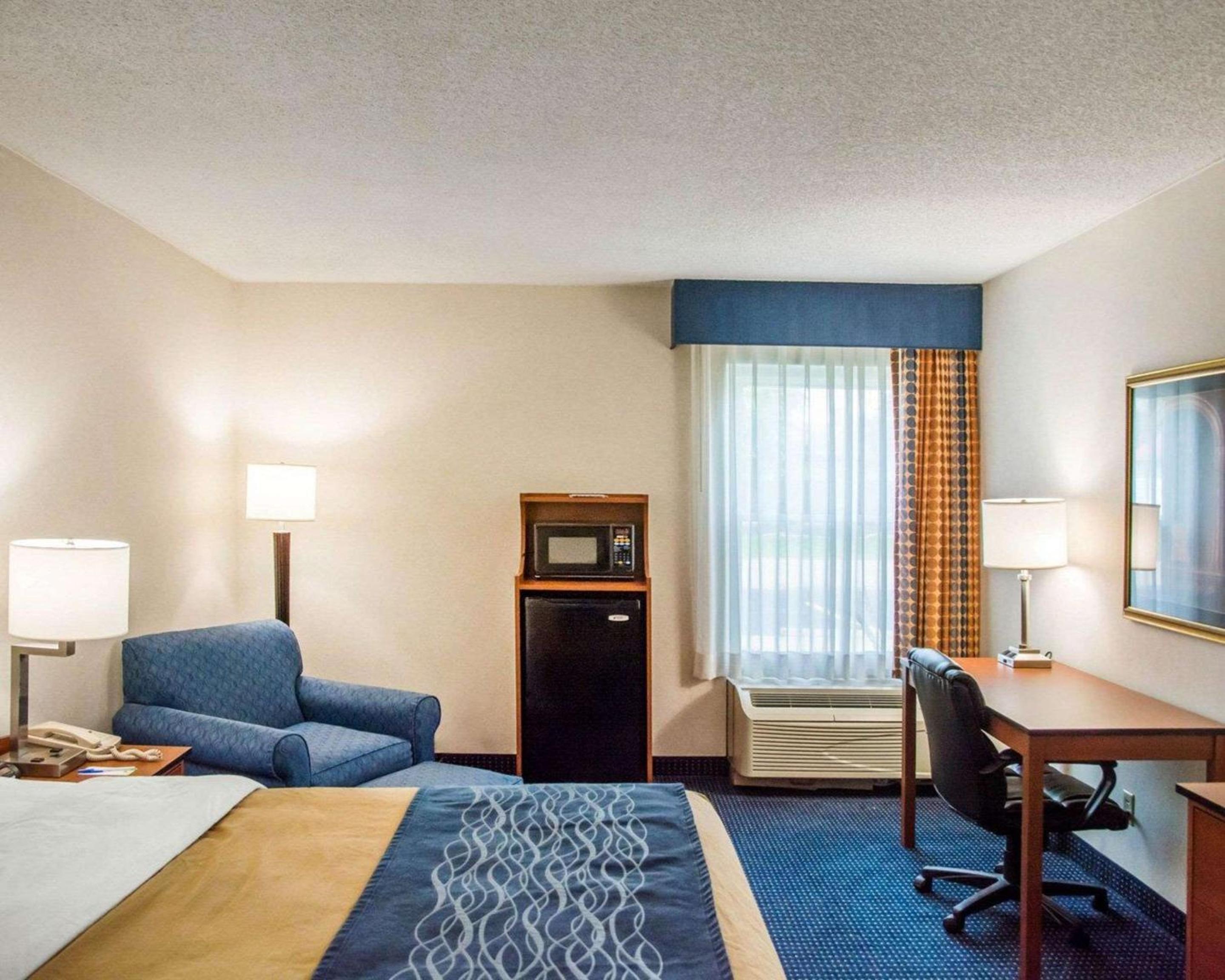 King Room - Non-Smoking - Photo 7