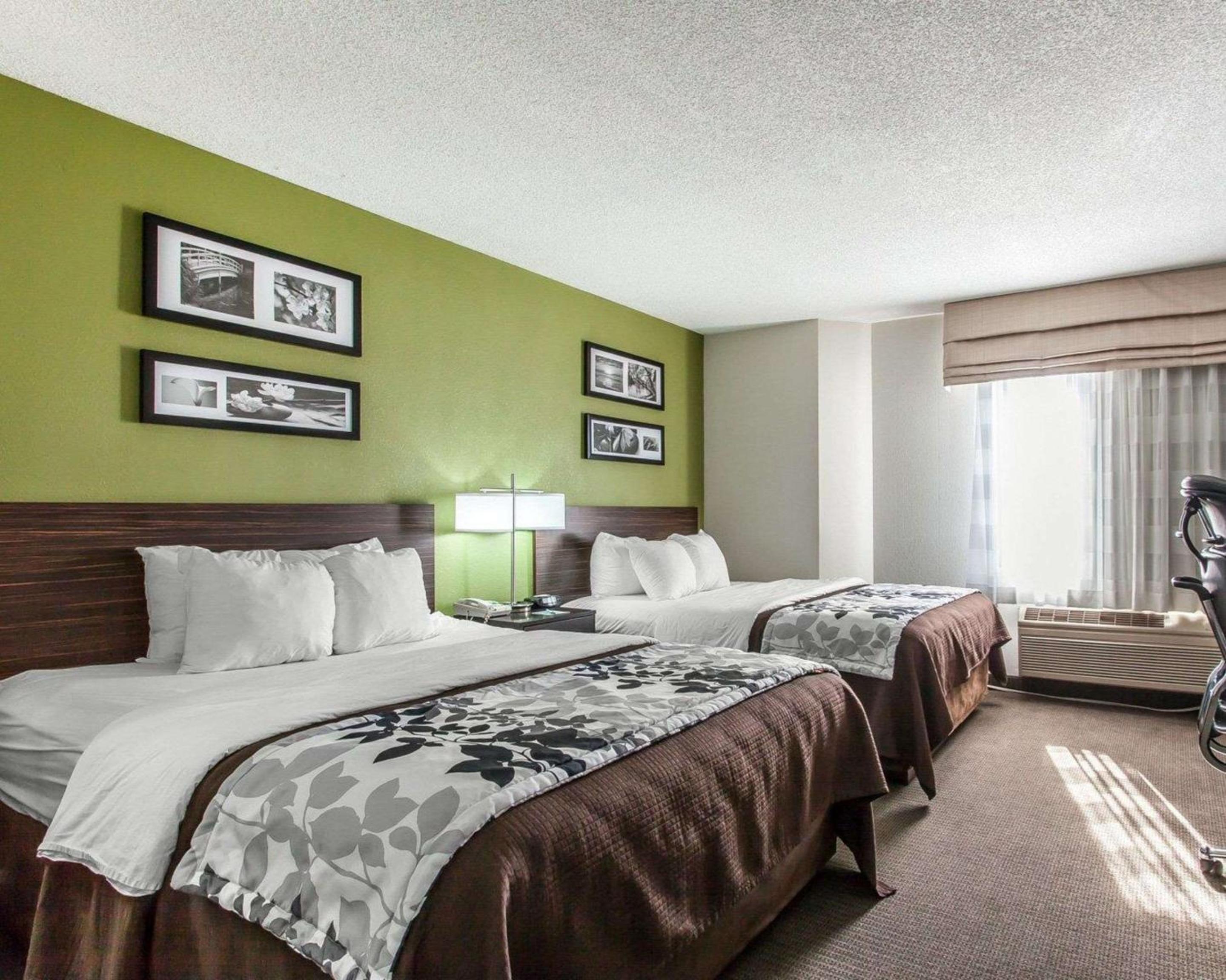 Queen Room with Two Queen Beds - Non-Smoking - Photo 1