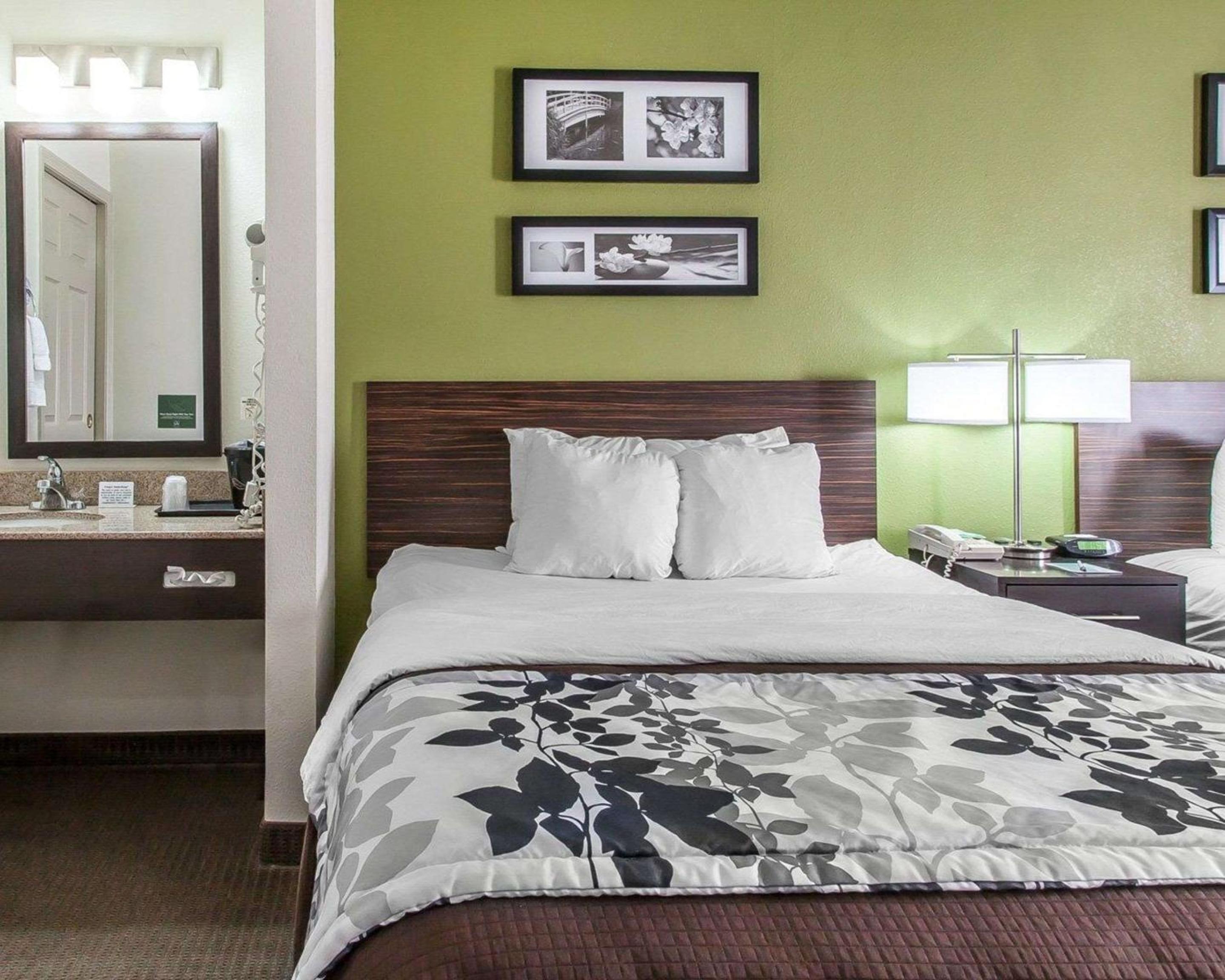 Queen Room with Two Queen Beds - Non-Smoking - Photo 2
