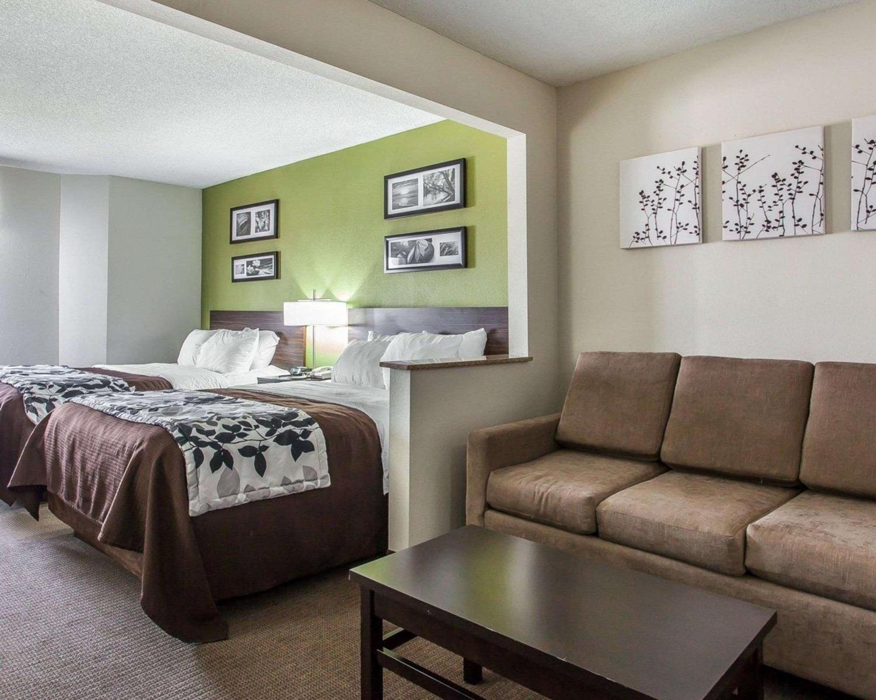 Queen Suite with Sofa Bed - Non-Smoking photo 2